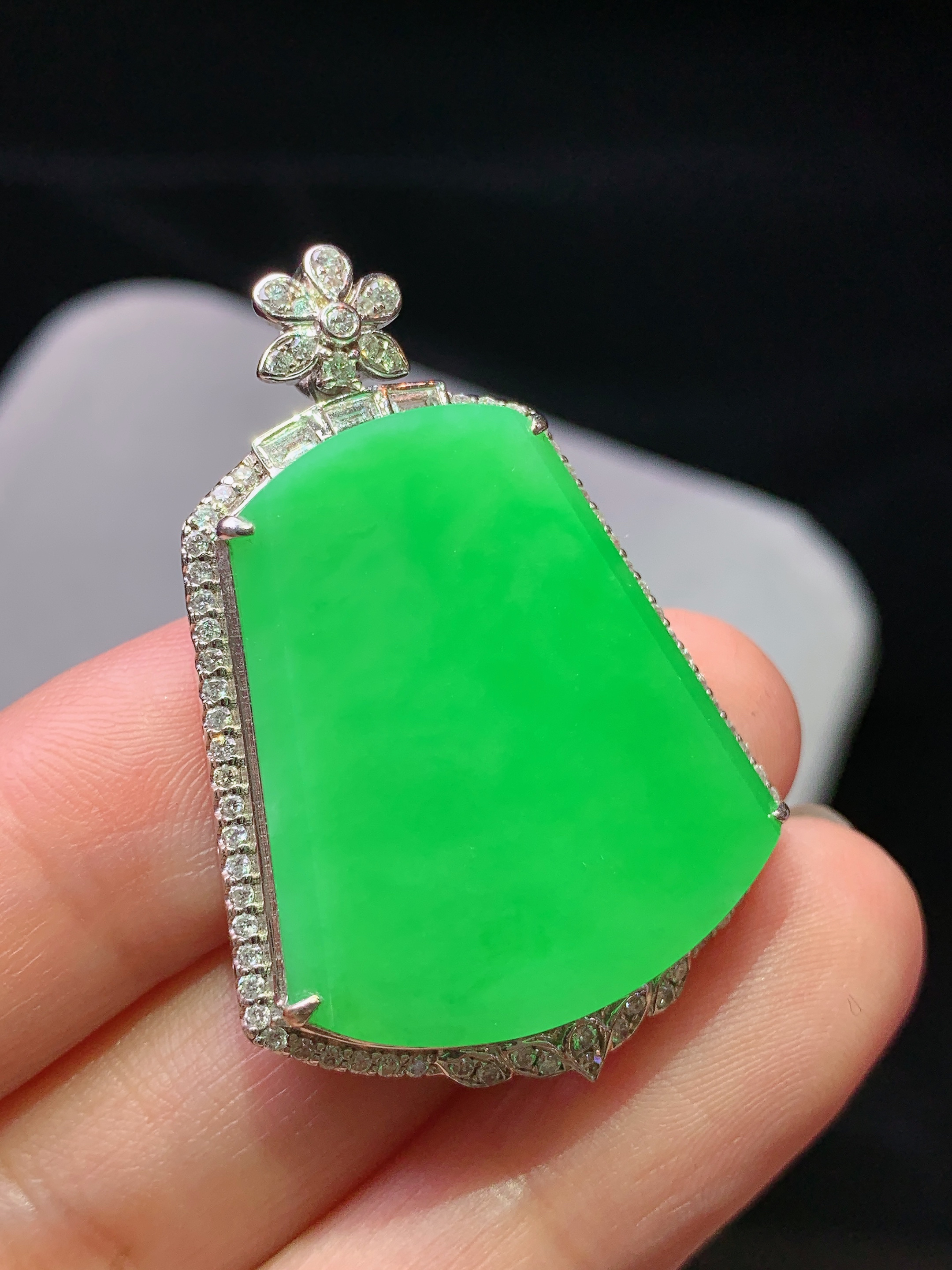 18k金钻镶嵌翠绿无事牌吊坠 玉质细腻 色泽艳丽清新 水润亮眼 整体尺寸39.8*27.5*7.2b2