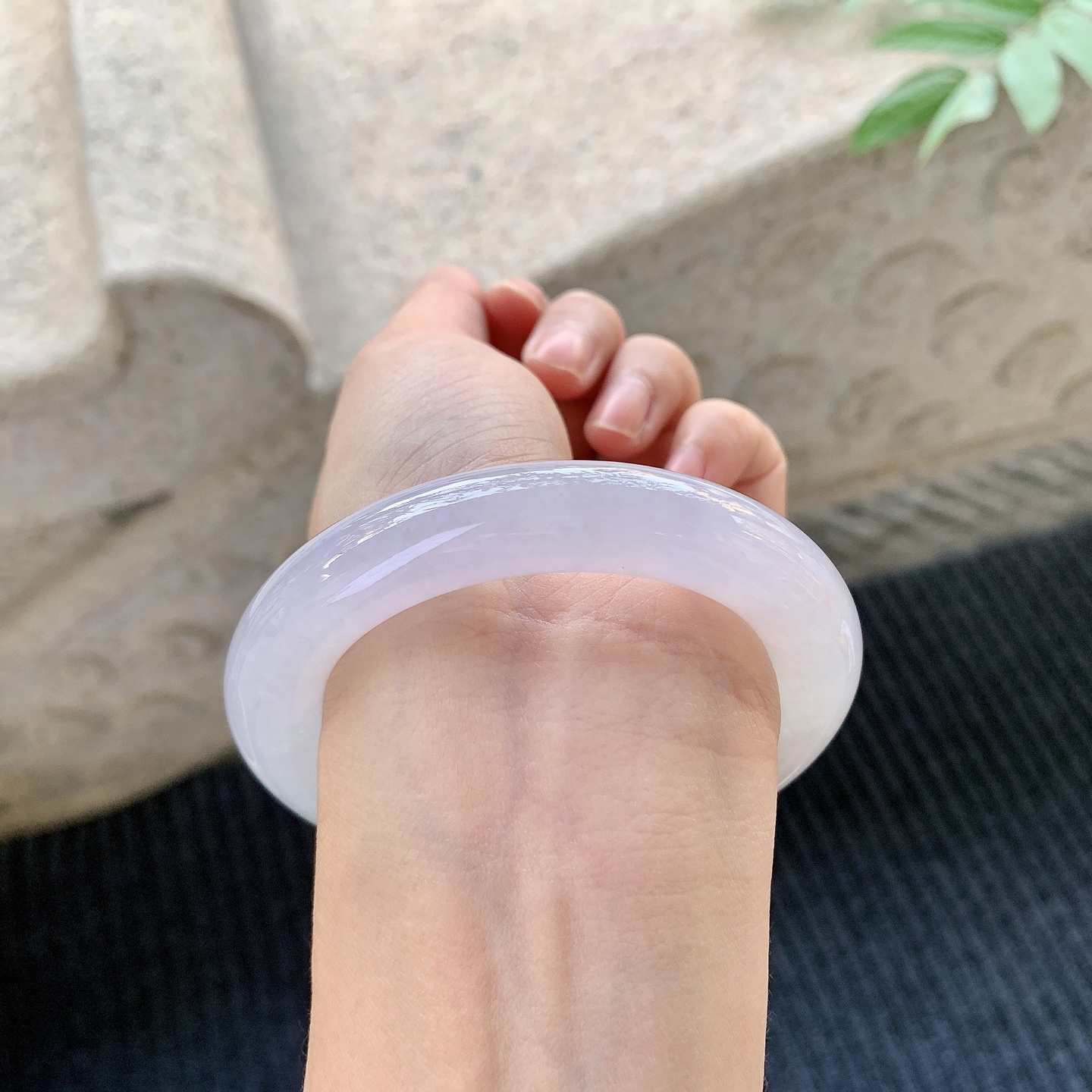 圆条54 55 圈口54.3/11.2/11.6 糯冰椿彩，水润，种老，细腻，打灯有絮线BA031271