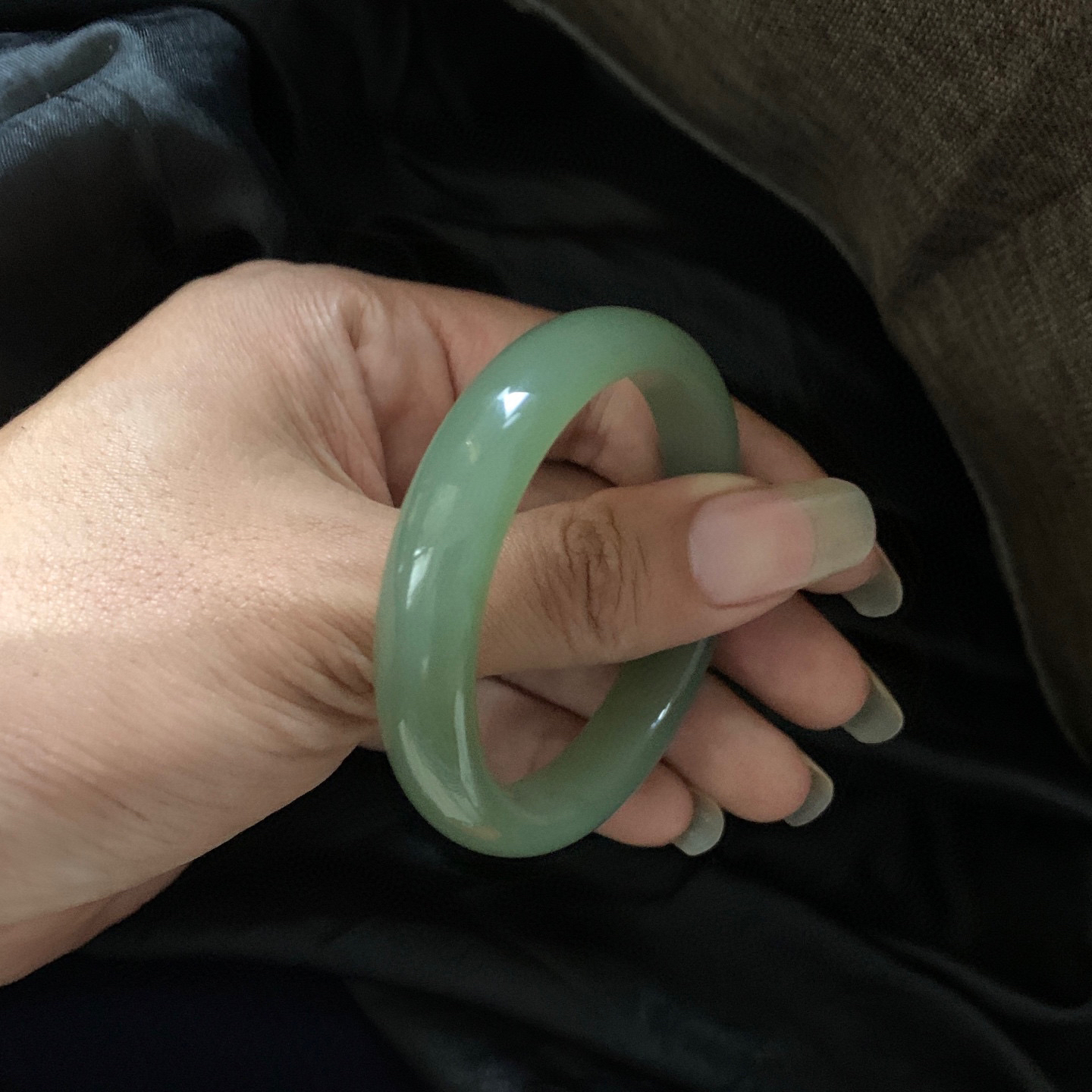 51.8圈口和田玉湖水绿手镯，和田玉51.8圈口手镯，镯型古朴典雅。在诗情画意的雨巷相遇，你是我腕间的一抹风情，有你眸有深情.清风荡漾湖间静水，我愿俯身低眉，在烟波涟漪处寻