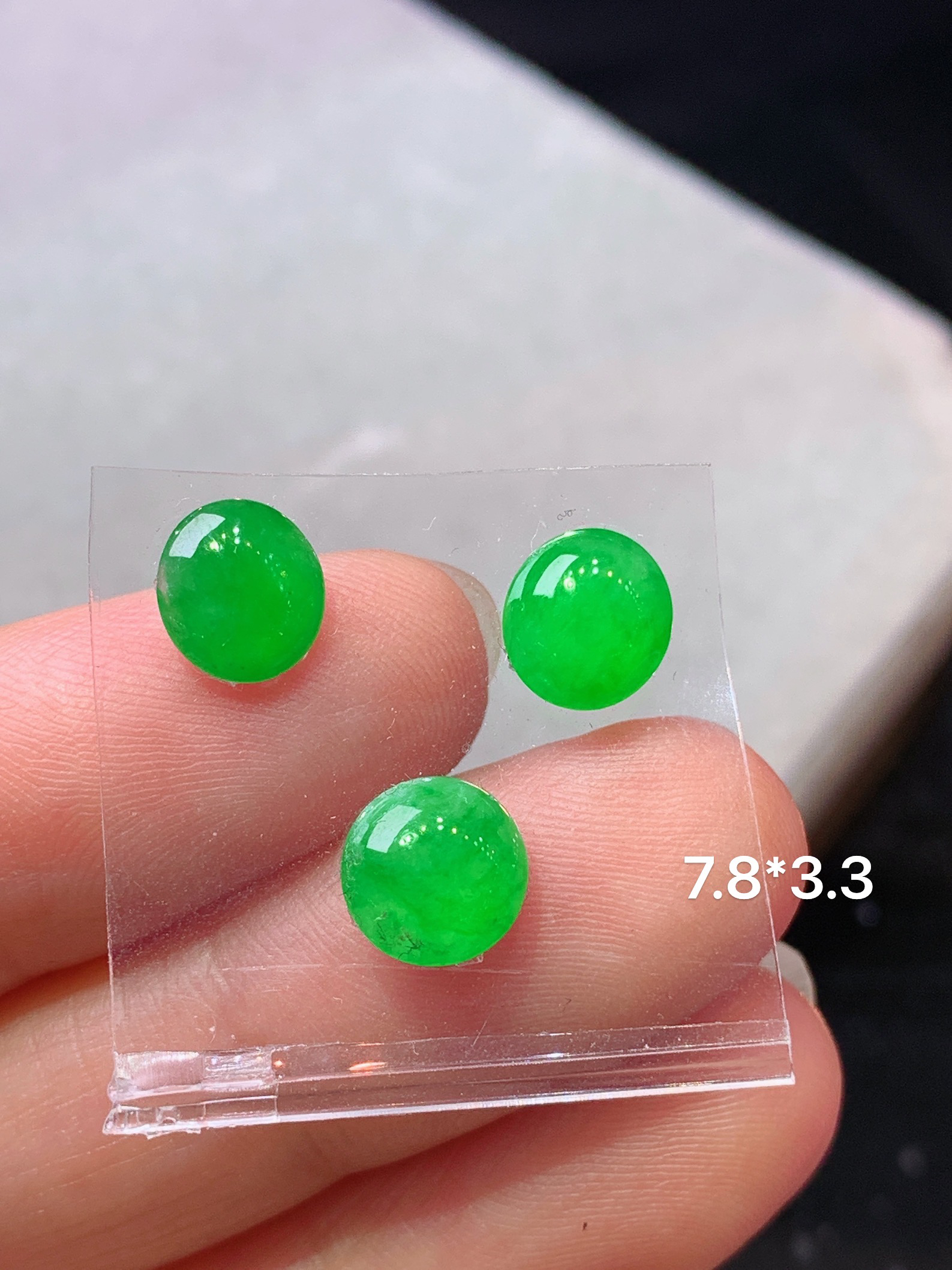 满绿蛋面一手 玉质细腻 色泽艳丽清新 水润亮眼 整体尺寸7.8*3.3j3