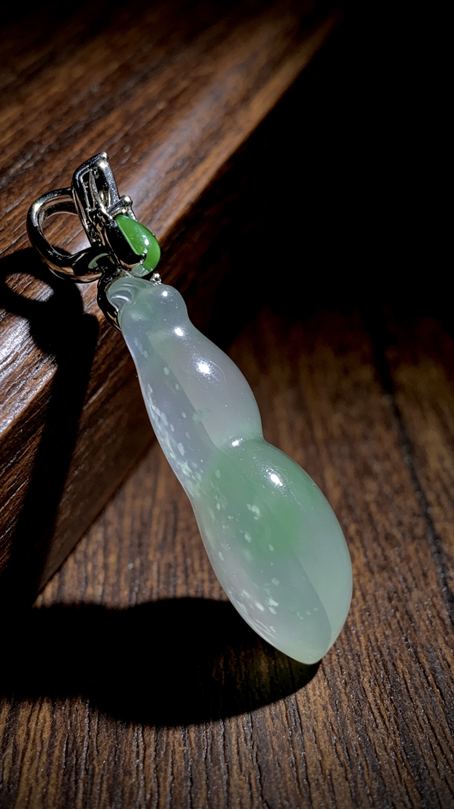 【福禄·清福】
木那雪花料精品葫芦，
裸石34.5-21.2-9.5mm，
18K金，南非钻，翡翠绿水滴，11.26g，
不配链