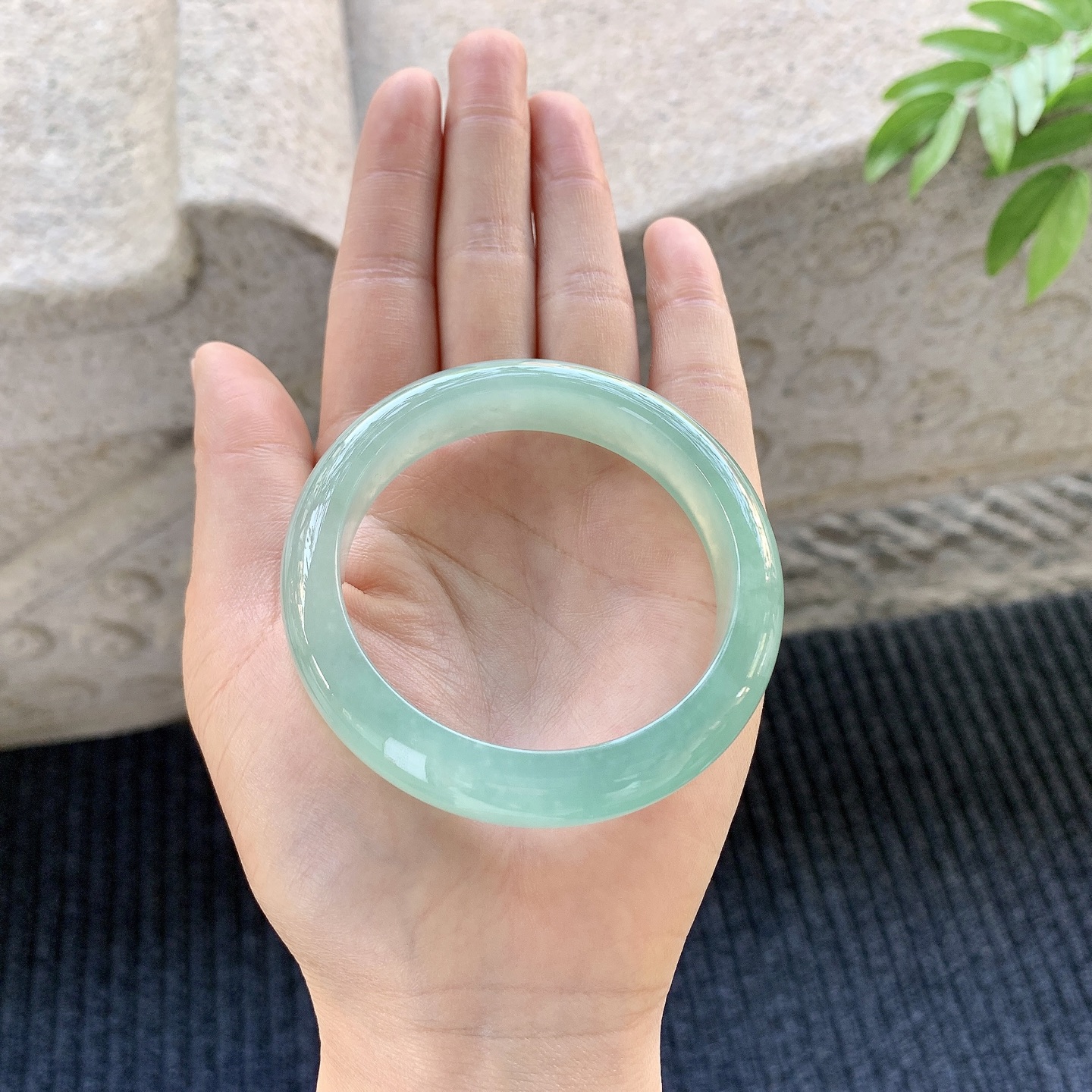 正圈53 54 【圈口】53.4/12.3/8.1 【编码】YT032763 【描述】糯冰晴绿，水润，种老，细腻，打灯有絮线