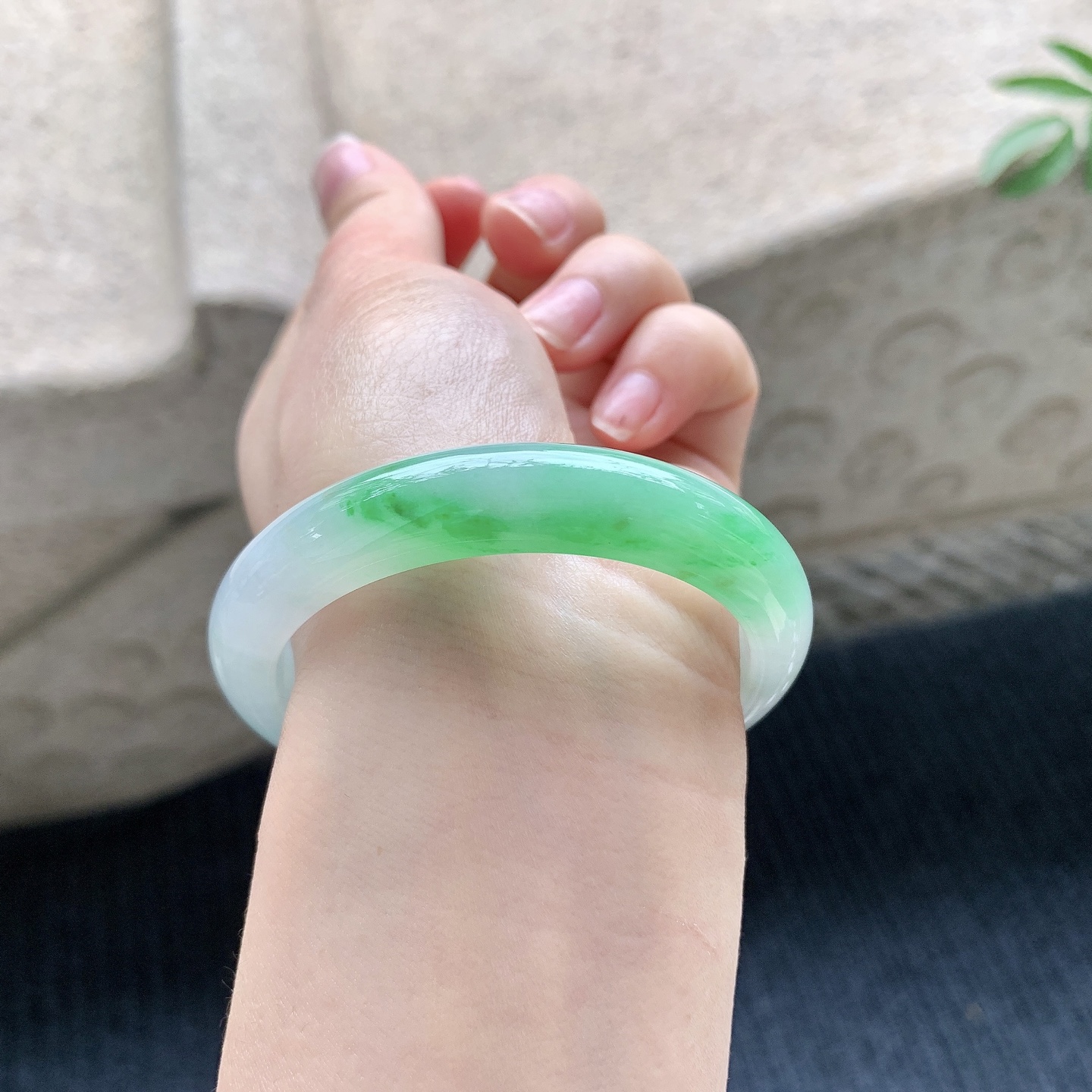 正圈50 51【圈口】51.4/10.8/7.8【编码】YT031122【描述】冰糯飘绿，水润，种老，细腻，打灯有絮线