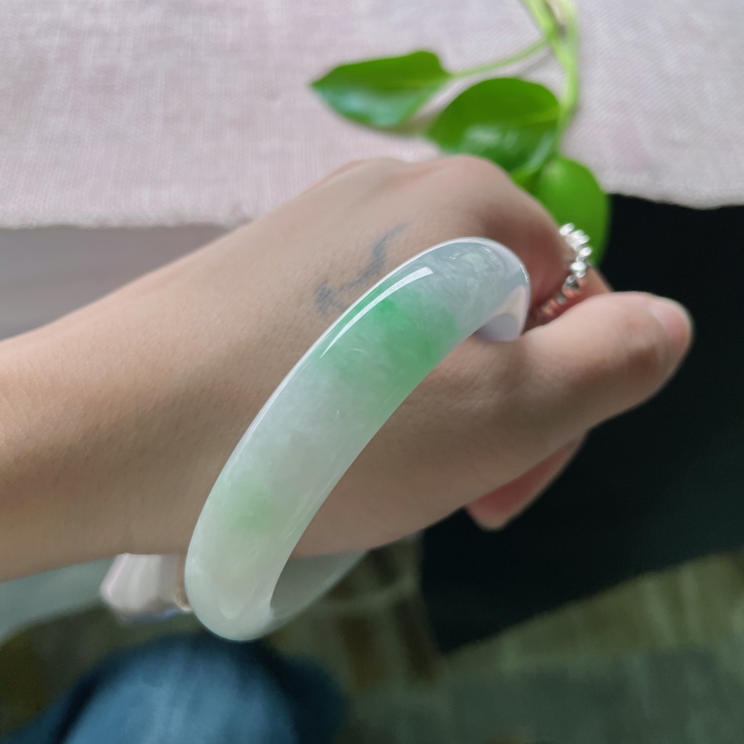 53.8/12.4/7.9，春彩正圈，飘阳绿，翠色娇艳欲滴，种老，细润，皮纹，ss49897a