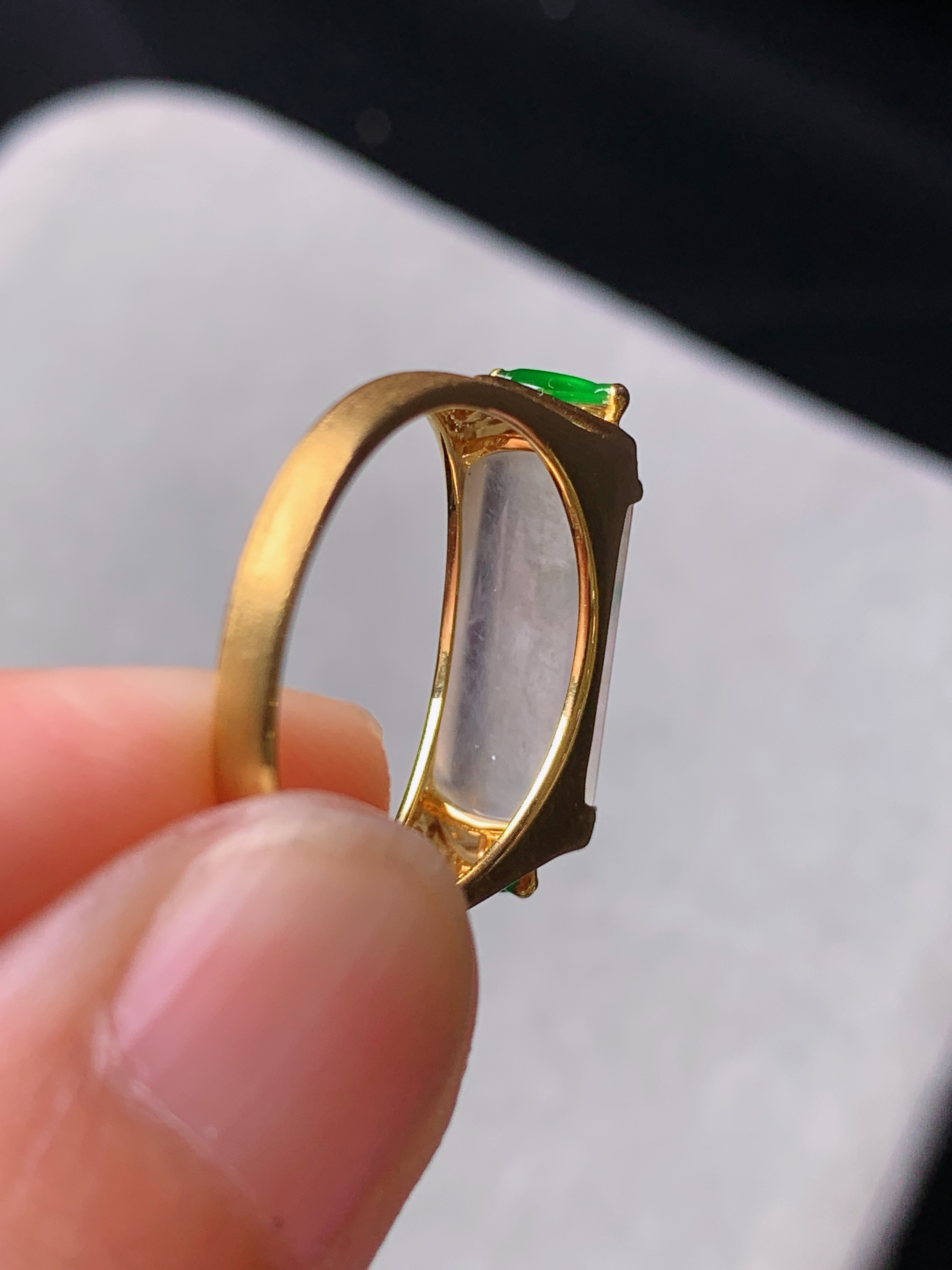 18k金钻镶嵌冰种玉柱 玉质细腻 色泽艳丽清新 水润亮眼 圈口14.5 裸石尺寸6.8*13.8*3.5