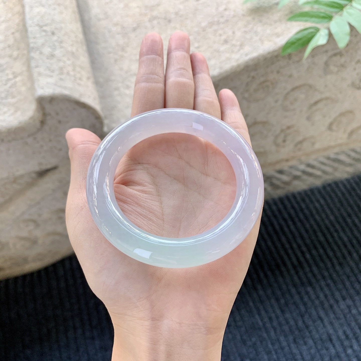 圆条54 55 圈口54.3/11.2/11.6 糯冰椿彩，水润，种老，细腻，打灯有絮线BA031271