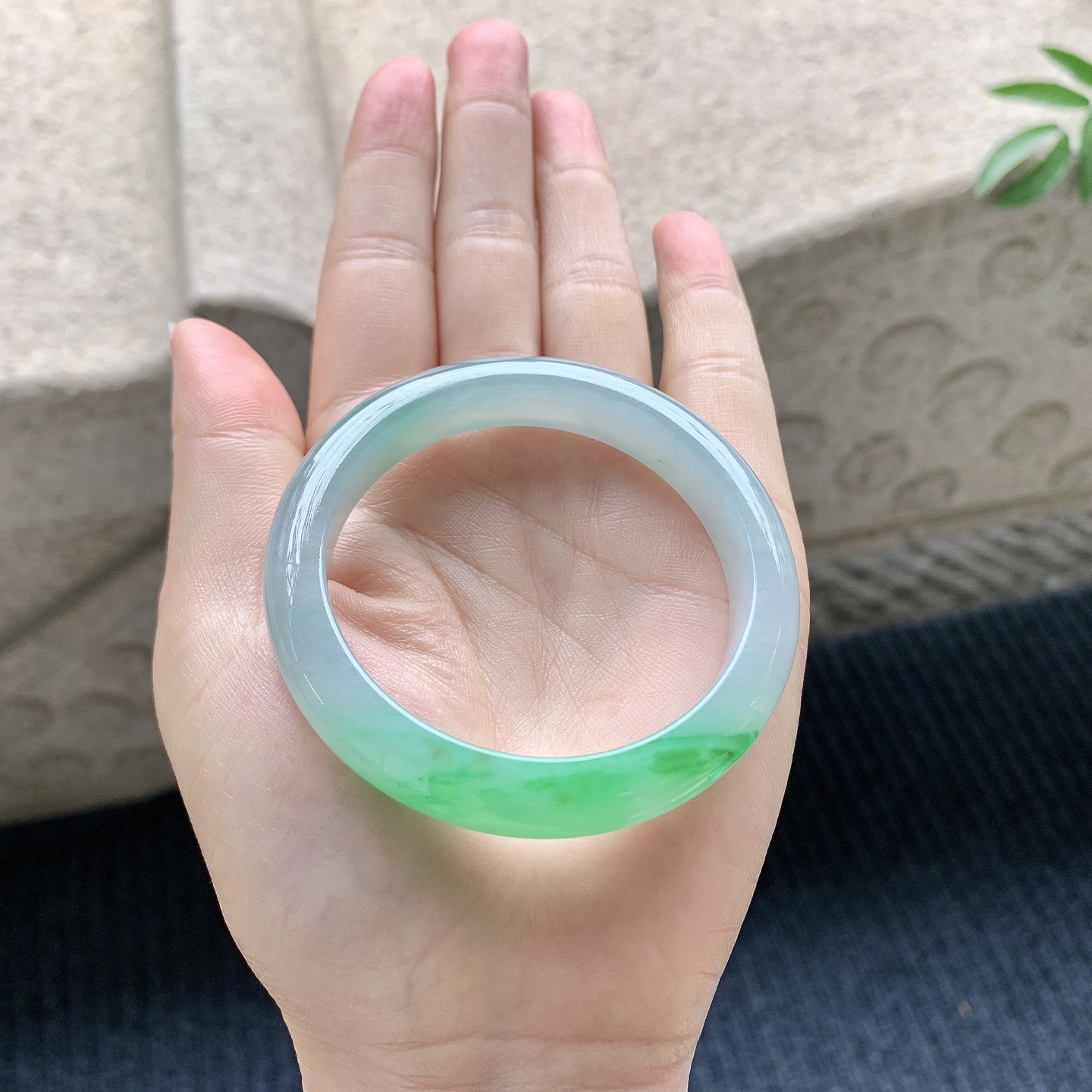 正圈50 51【圈口】51.4/10.8/7.8【编码】YT031122【描述】冰糯飘绿，水润，种老