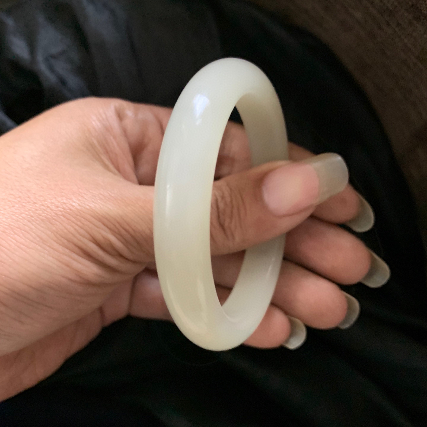 53圈口和田玉羊脂白手镯，和田玉53圈口手镯，镯型古朴典雅。在诗情画意的雨巷相遇，你是我腕间的一抹风情，有你眸有深情.清风荡漾湖间静水，我愿俯身低眉，在烟波涟漪处寻