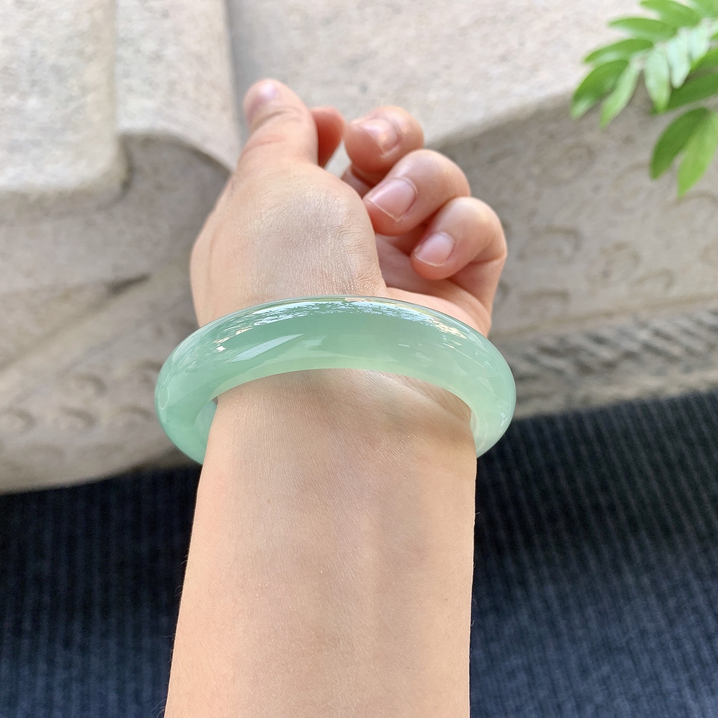 正圈53 54 【圈口】53.4/12.3/8.1 【编码】YT032763 【描述】糯冰晴绿，水润，种老，细腻，打灯有絮线