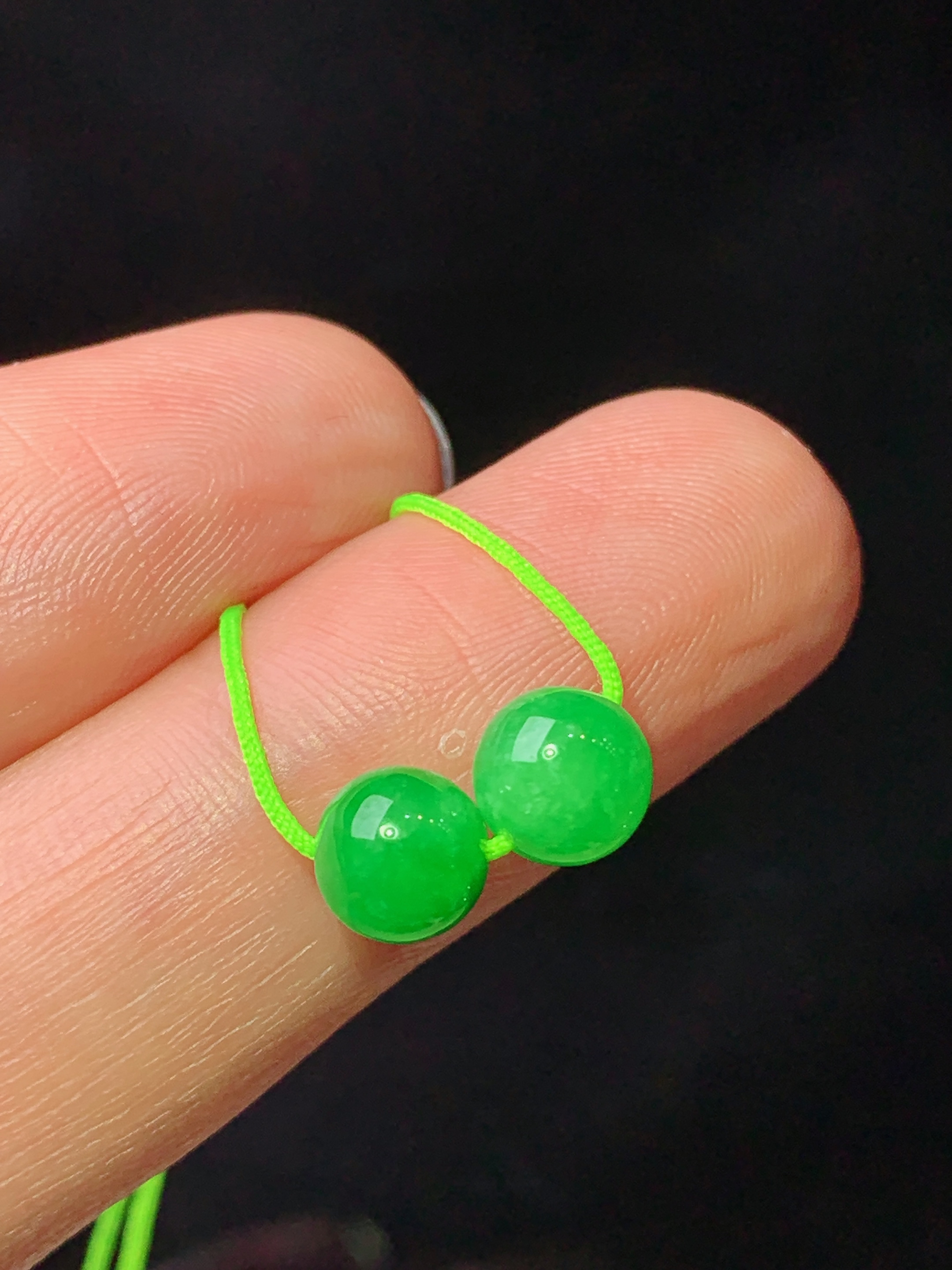 翠绿圆珠一对 玉质细腻 色泽艳丽清新 水润亮眼 整体尺寸6c3