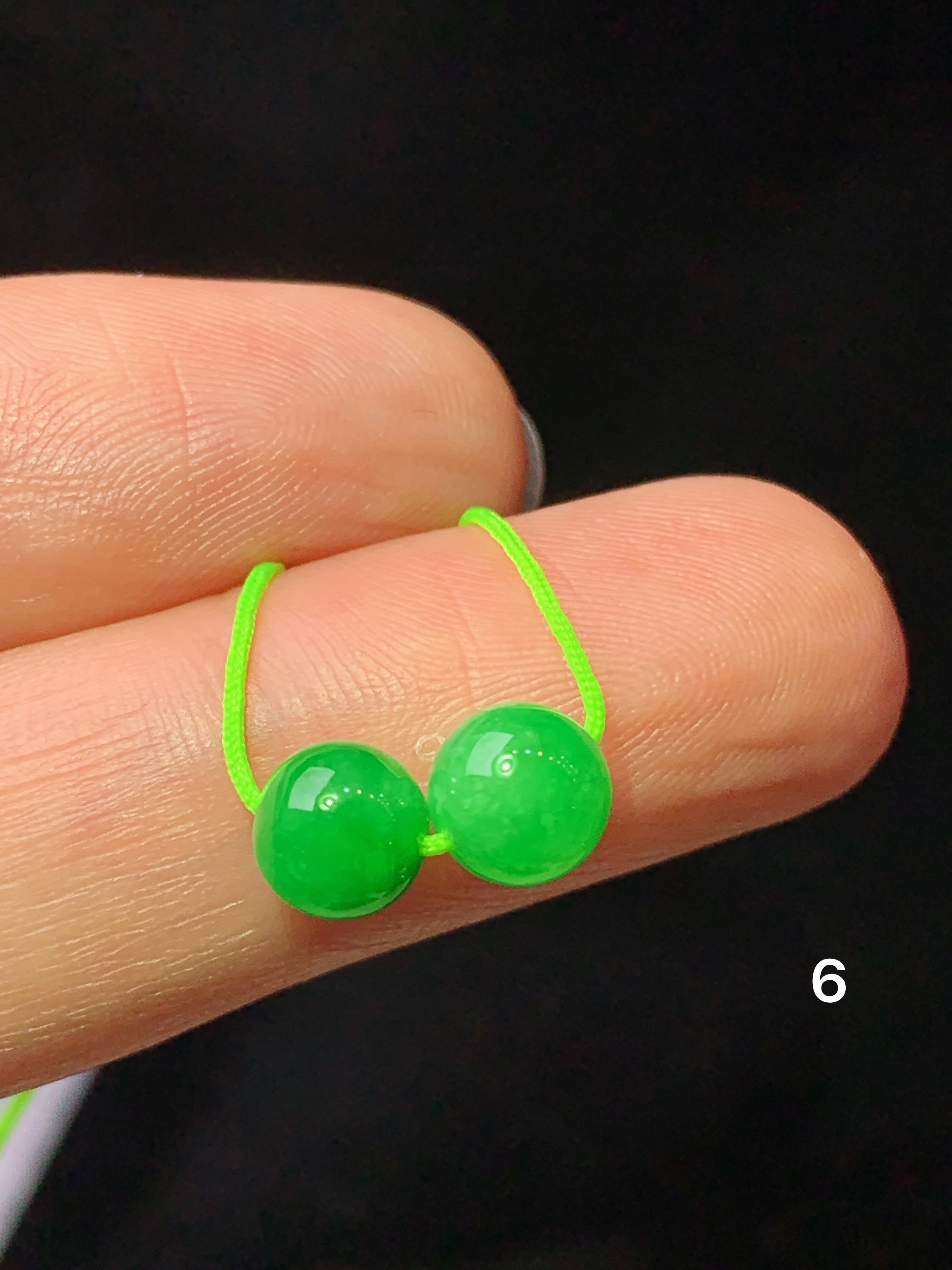 翠绿圆珠一对 玉质细腻 色泽艳丽清新 水润亮眼 整体尺寸6c3