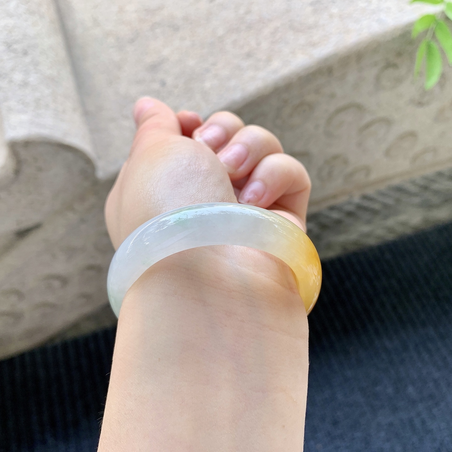 贵妃52 53 圈口54.6/46.7/11.6/7 糯冰黄翡，飘花，水润，种老，细腻，打灯有棉线YT032065