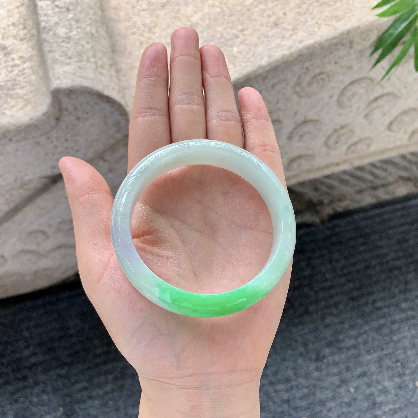 正圈56 57【圈口】56.7/14.1/7.7【编码】Q5011492【描述】糯冰带一抹阳绿，水润