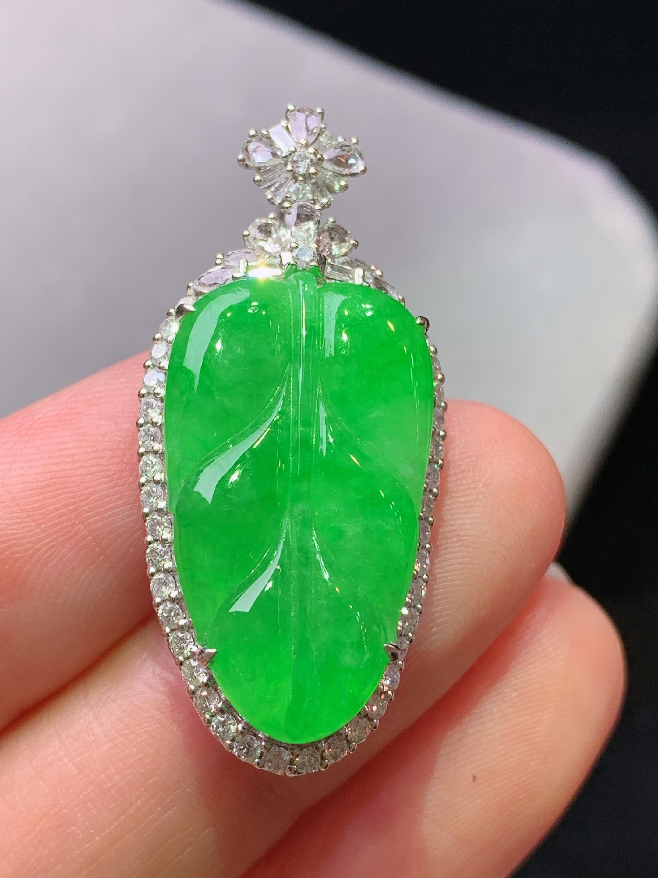 18k金钻镶嵌满绿树叶吊坠 玉质细腻 色泽艳丽清新 水润亮眼 整体尺寸35.2*16.2*8.2j3