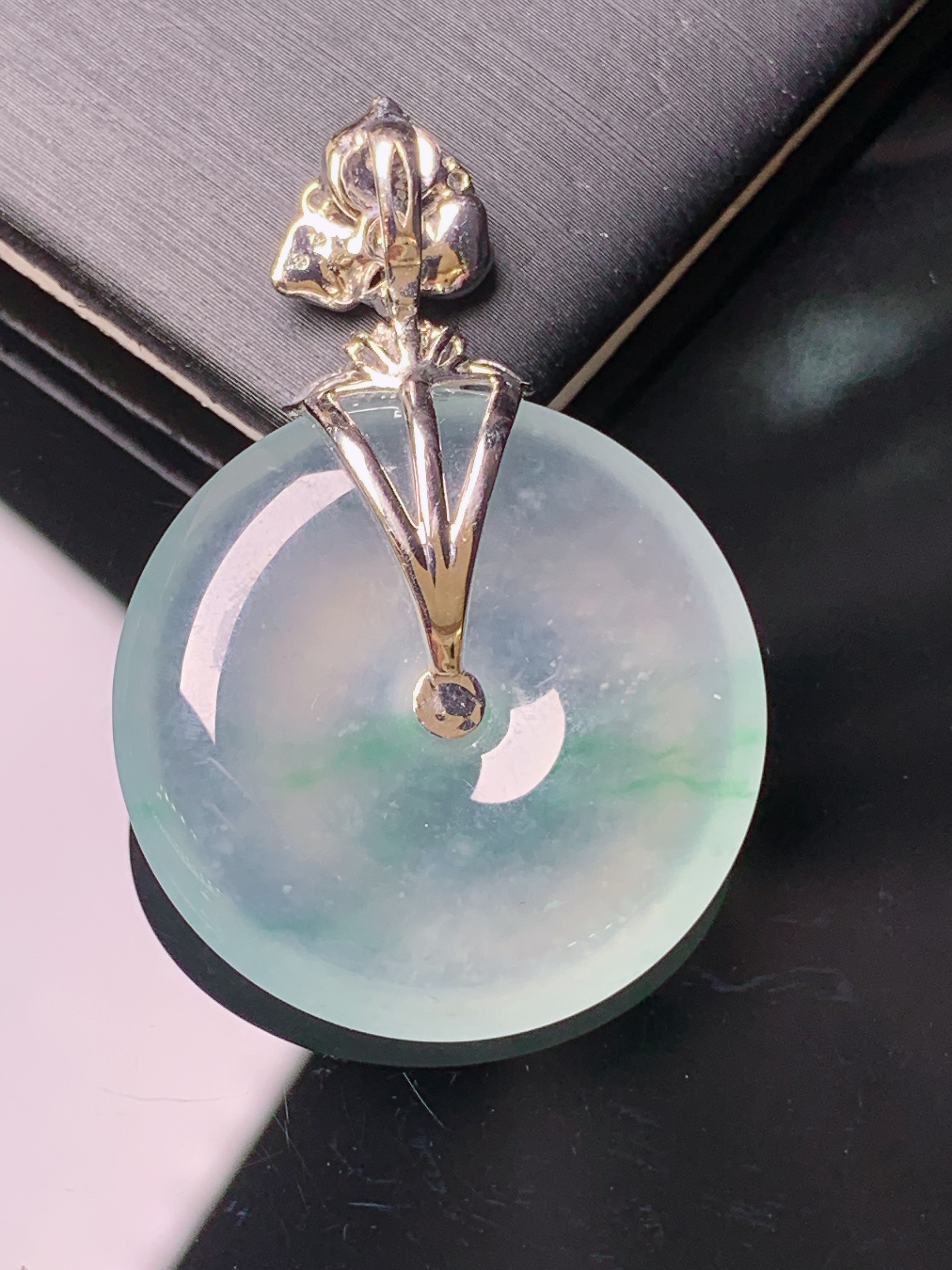 18k金钻镶嵌冰种平安扣吊坠 玉质细腻 色泽艳丽清新 水润亮眼 整体尺寸39.5*26.6*5.6c5