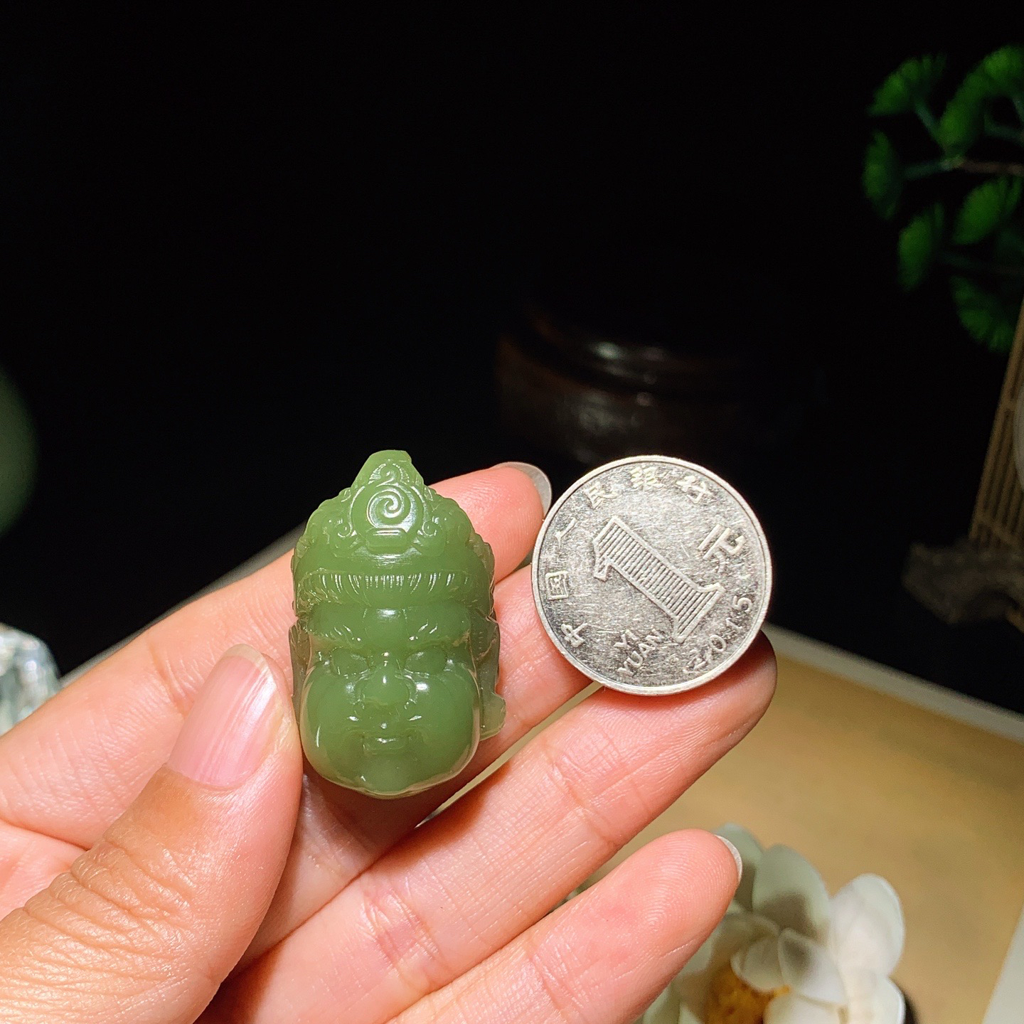 新疆若羌黄口料黄财神挂件。尺寸34/22/17重19克 玉质细腻油润 底色纯净 脂粉好，品质好。lt260410