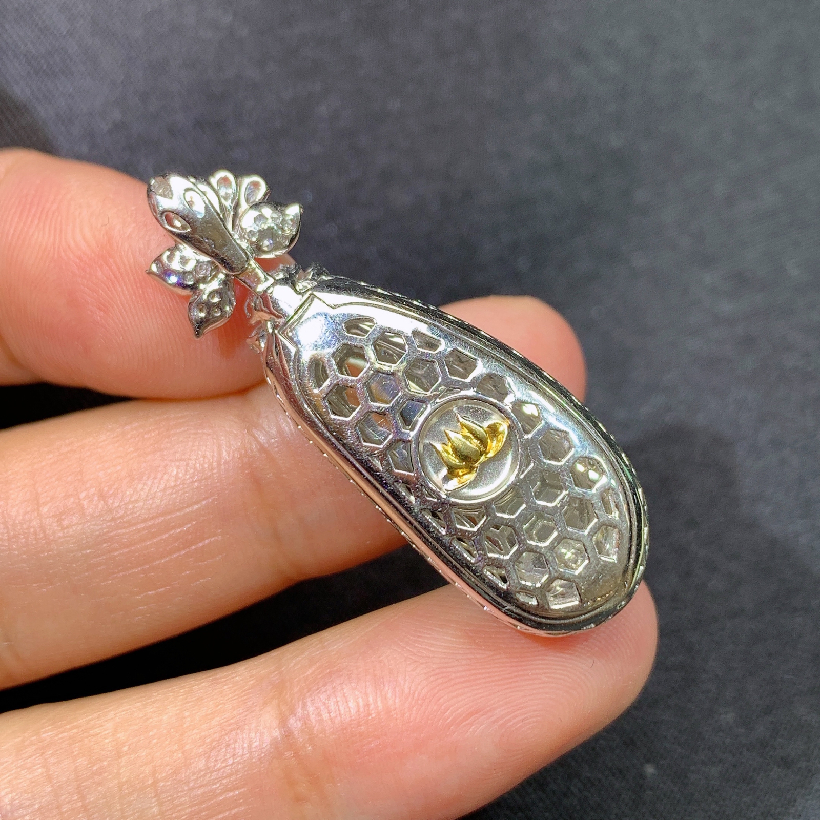 阳绿福瓜吊坠，18k金镶嵌，冰润色阳，玉质细腻，种水足，y5 尺寸37.2*13*10.4