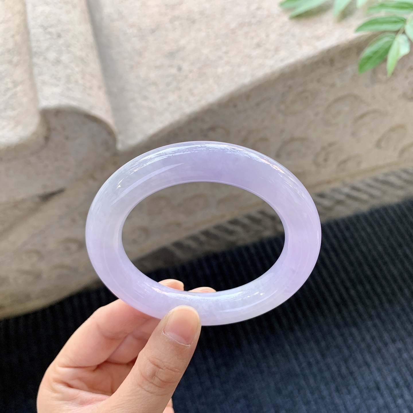 圆条55 56【圈口】56.2/12.4/11.7【编码】A1011364【描述】糯冰紫罗兰，水润，种老，细腻，打灯有晶体线