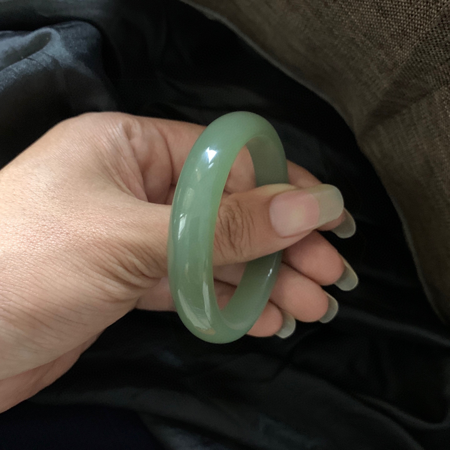 51.8圈口和田玉湖水绿手镯，和田玉51.8圈口手镯，镯型古朴典雅。在诗情画意的雨巷相遇，你是我腕间的一抹风情，有你眸有深情.清风荡漾湖间静水，我愿俯身低眉，在烟波涟漪处寻