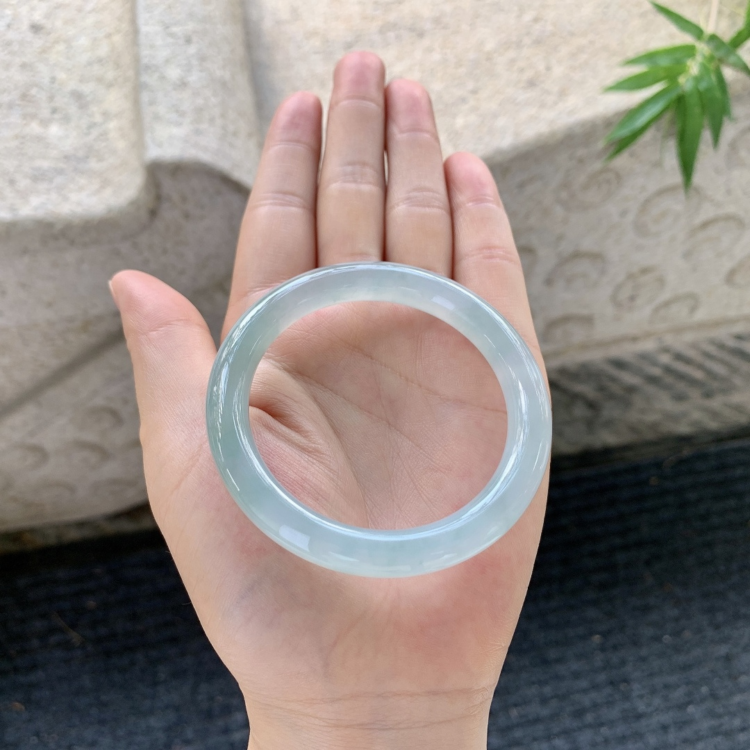 圆条50 51【圈口】51.2/8.6/8.2【编码】FL101429【描述】冰糯晴蓝，水润，种老，细腻，有纹线