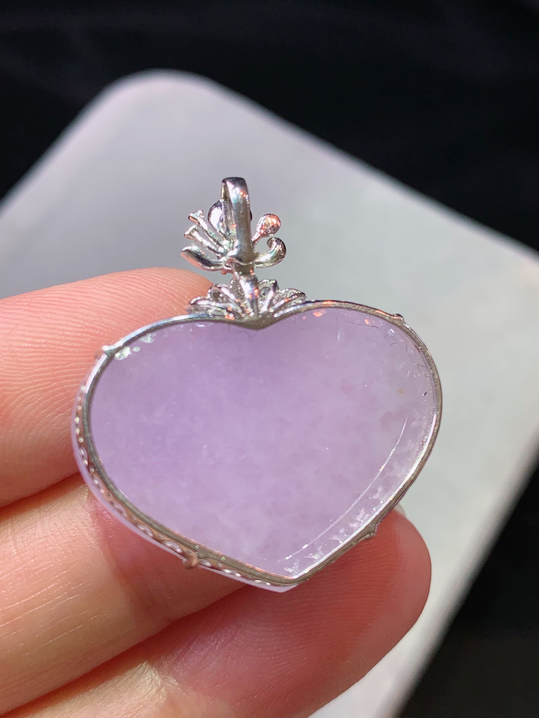 18k金钻镶嵌紫罗兰心形吊坠 玉质细腻 色泽艳丽清新 水润亮眼 整体尺寸29.5*26.3*6x5