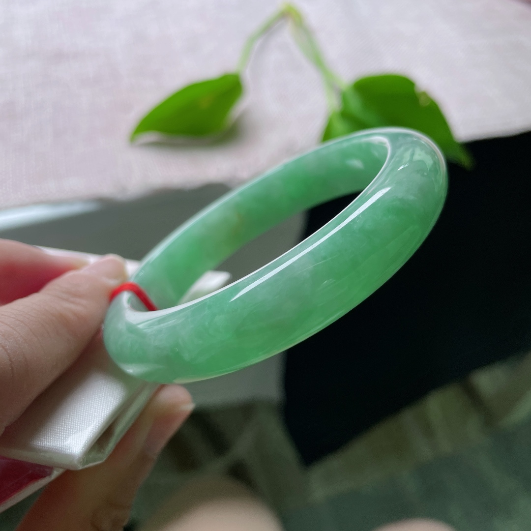 56/12.6/8.3，绿底正圈，生机盎然，把春天戴在腕间，粗底，无裂，ss50619a