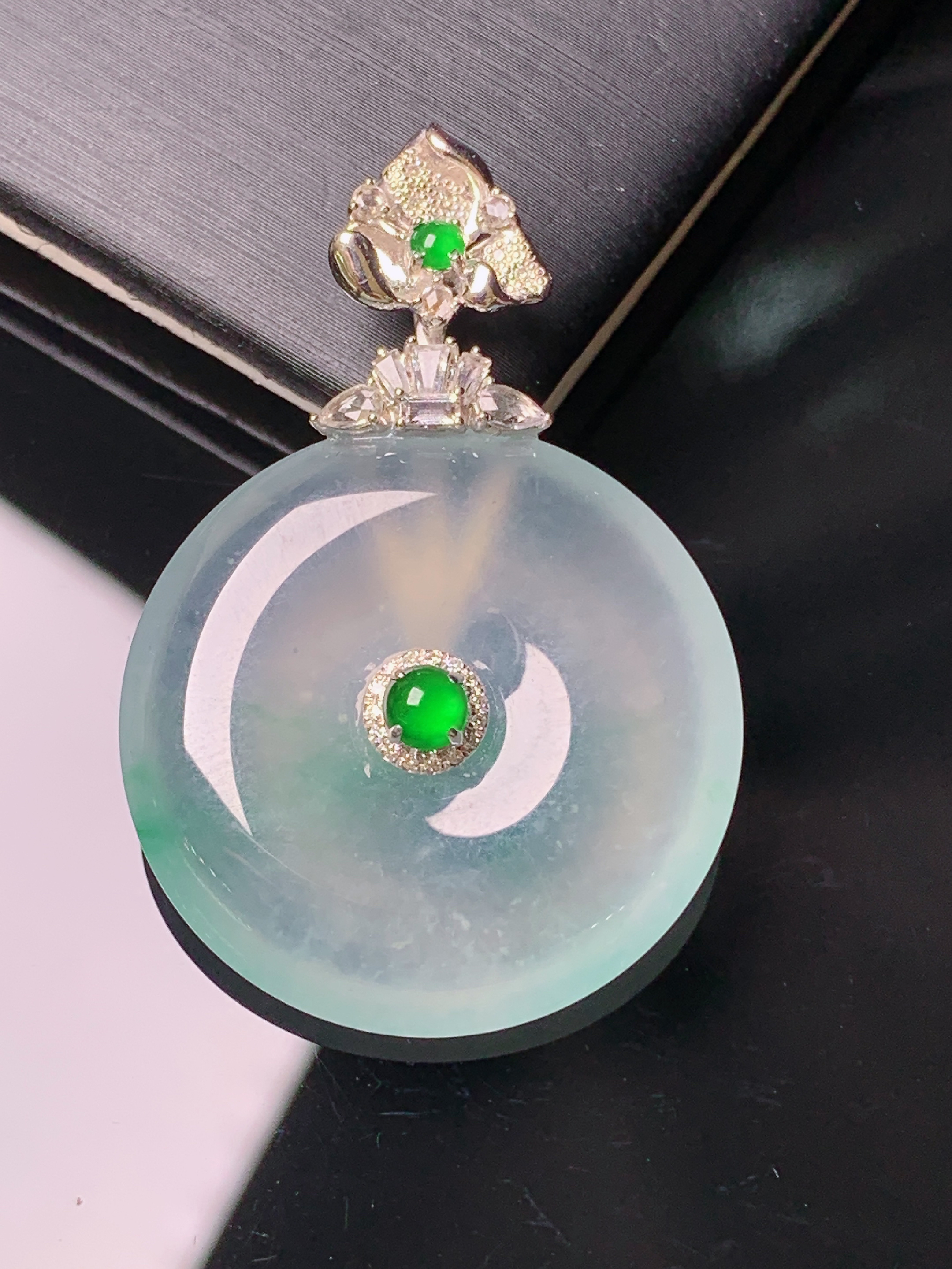 18k金钻镶嵌冰种平安扣吊坠 玉质细腻 色泽艳丽清新 水润亮眼 整体尺寸39.5*26.6*5.6c5