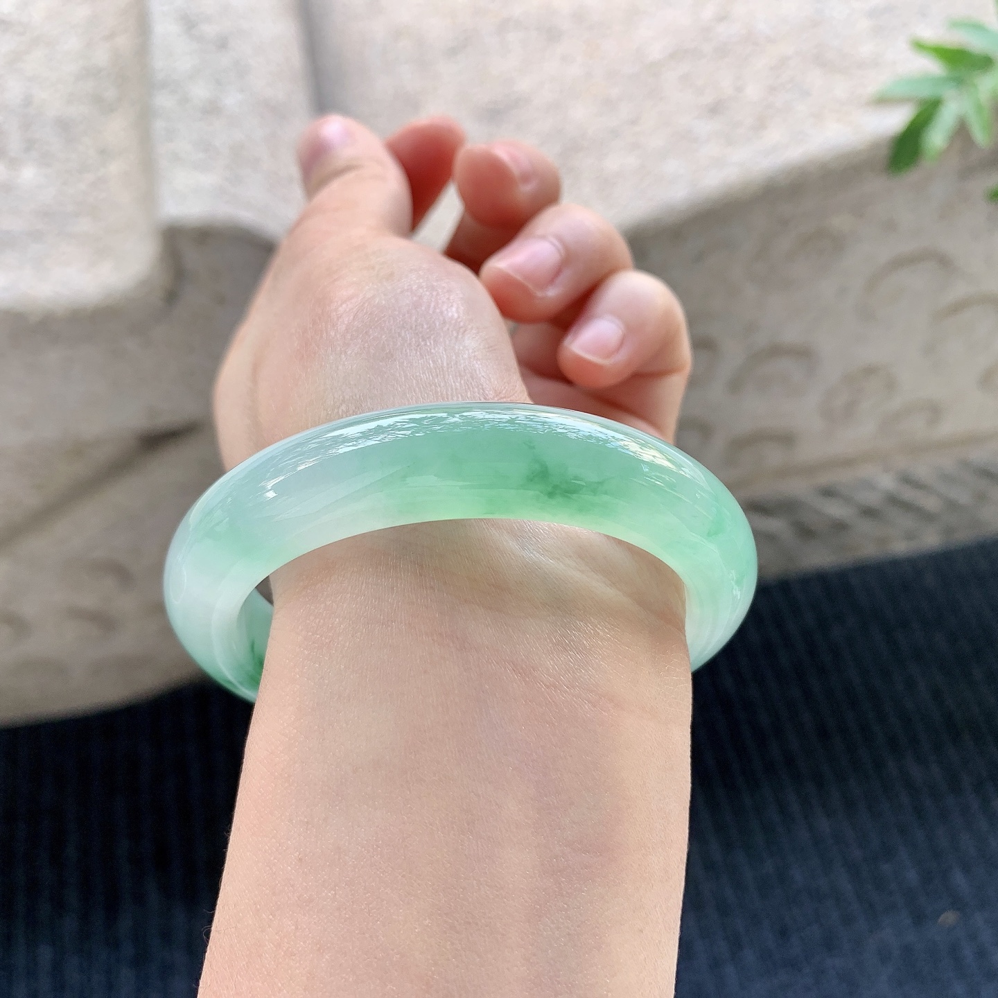 正圈53 54【圈口】54.8/12/9【编码】Q5031572【描述】冰飘绿，清透，水润，种老，细腻，打灯有絮线