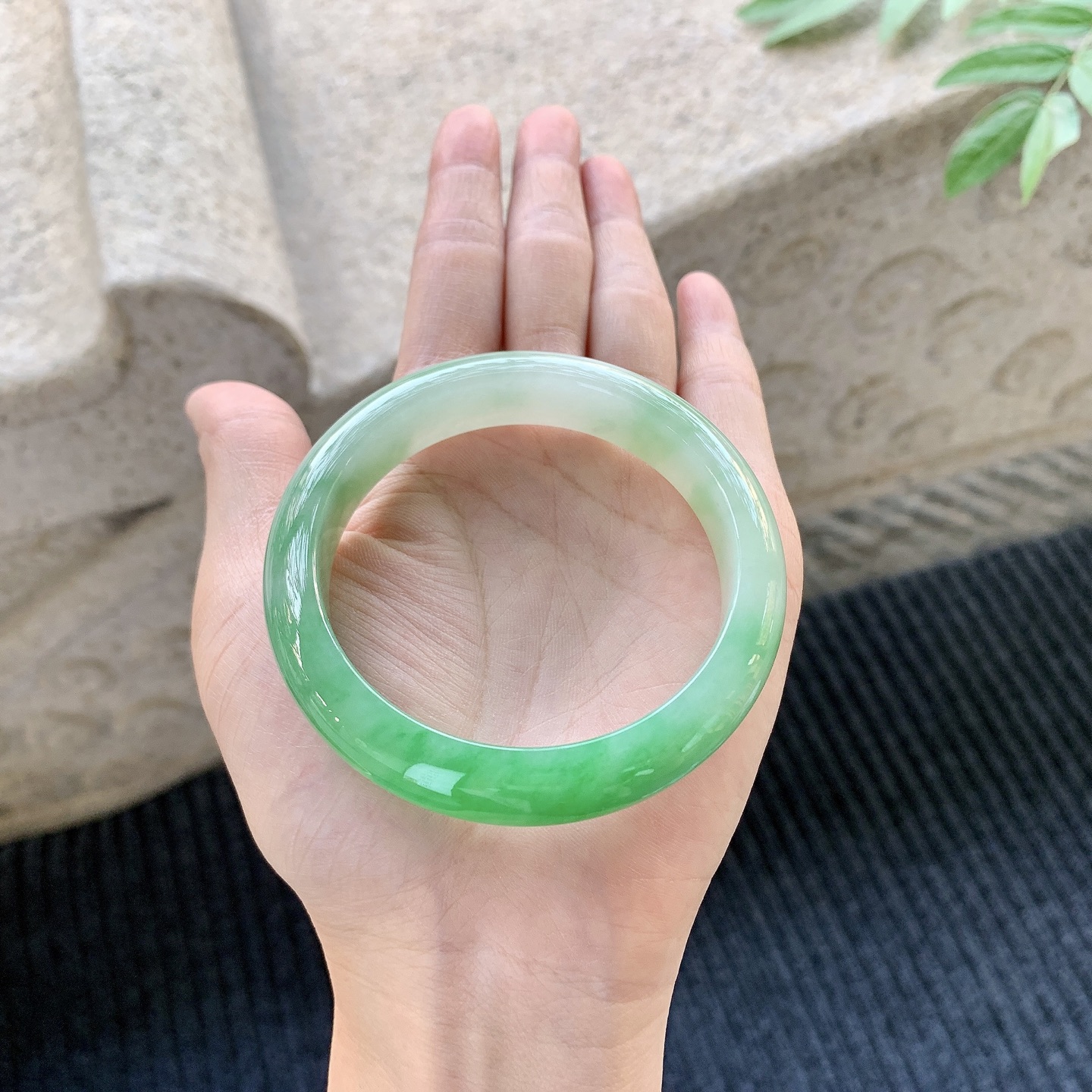 正圈55 56【圈口】56/12.7/8.2【编码】A1011163【描述】冰糯辣绿，水润，种老，细腻，无裂