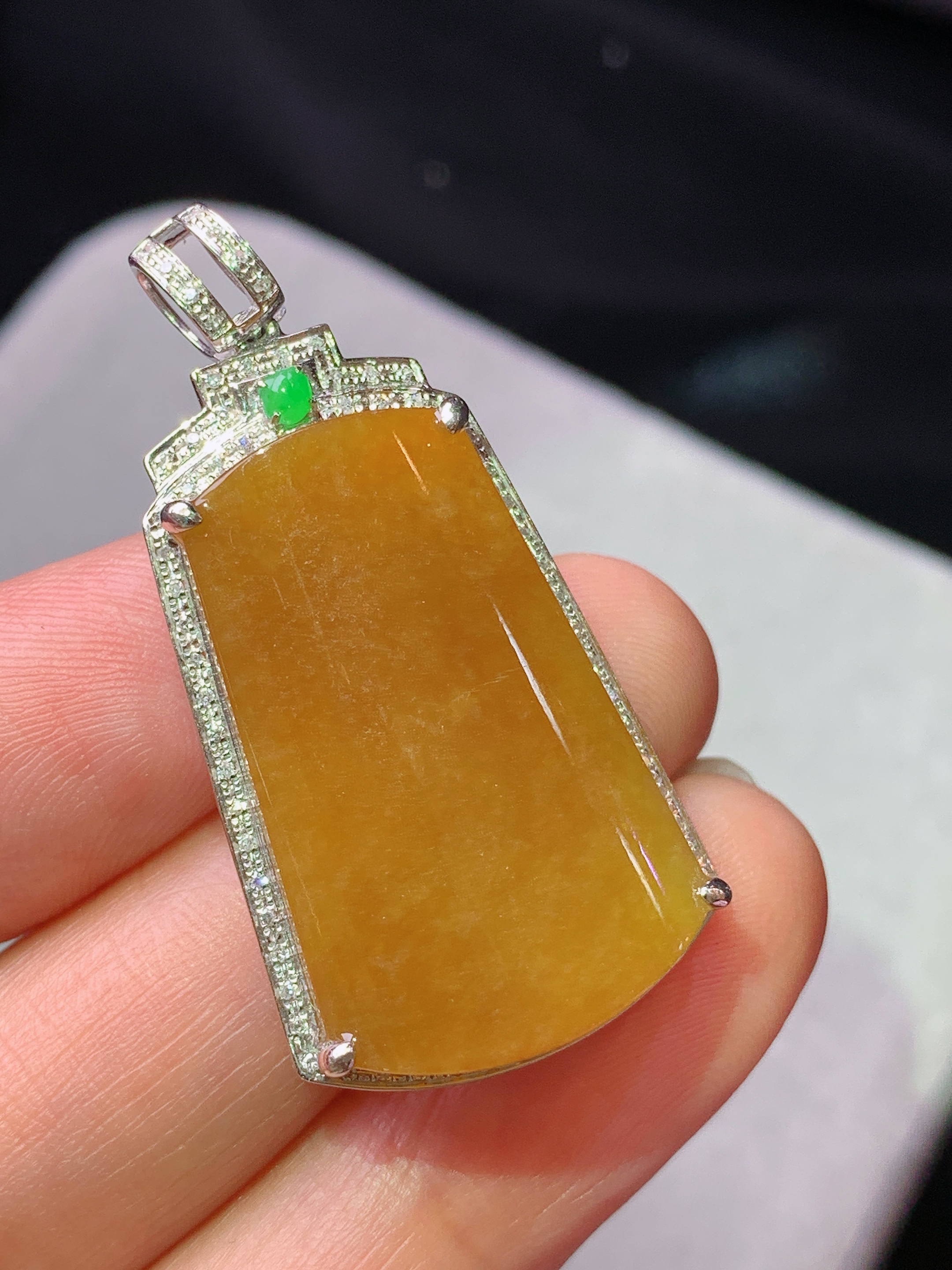 18k金钻镶嵌黄翡无事牌吊坠 玉质细腻 色泽艳丽清新 水润亮眼 整体尺寸39*20*7.2b1