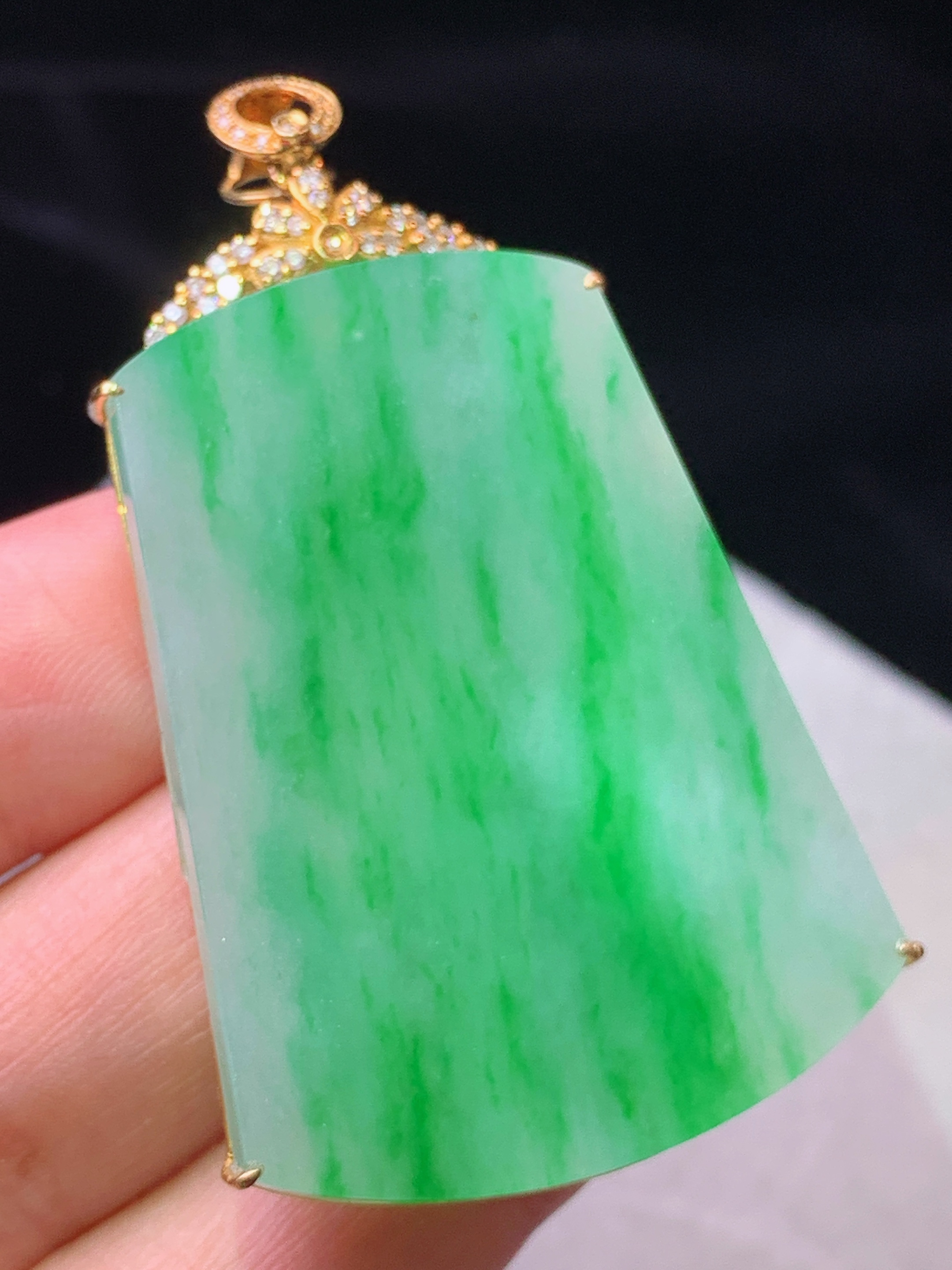18k金钻镶嵌翠绿无事牌吊坠 玉质细腻 色泽艳丽清新 水润亮眼 整体尺寸54.6*31.6*5.5j