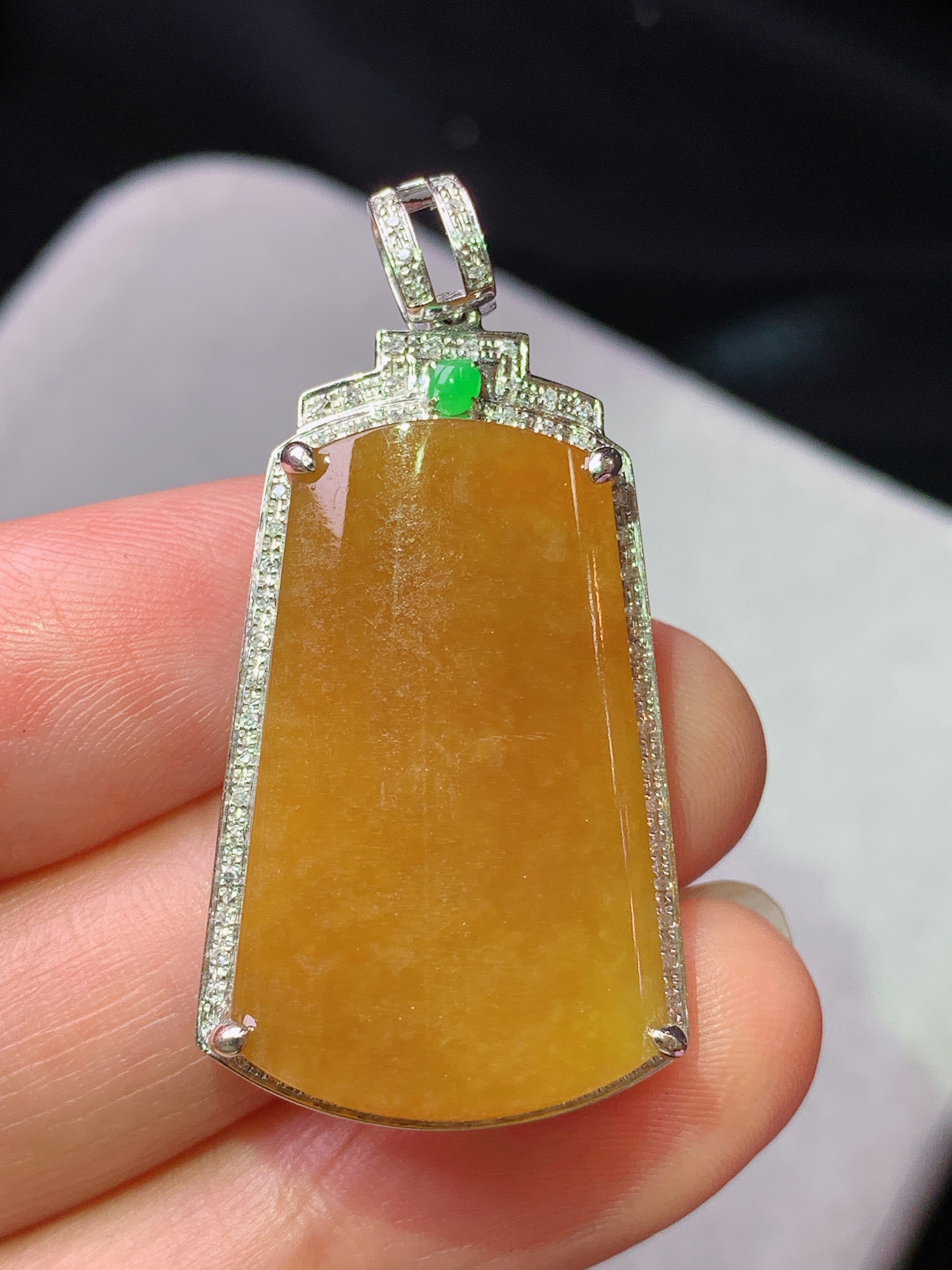 18k金钻镶嵌黄翡无事牌吊坠 玉质细腻 色泽艳丽清新 水润亮眼 整体尺寸39*20*7.2b1