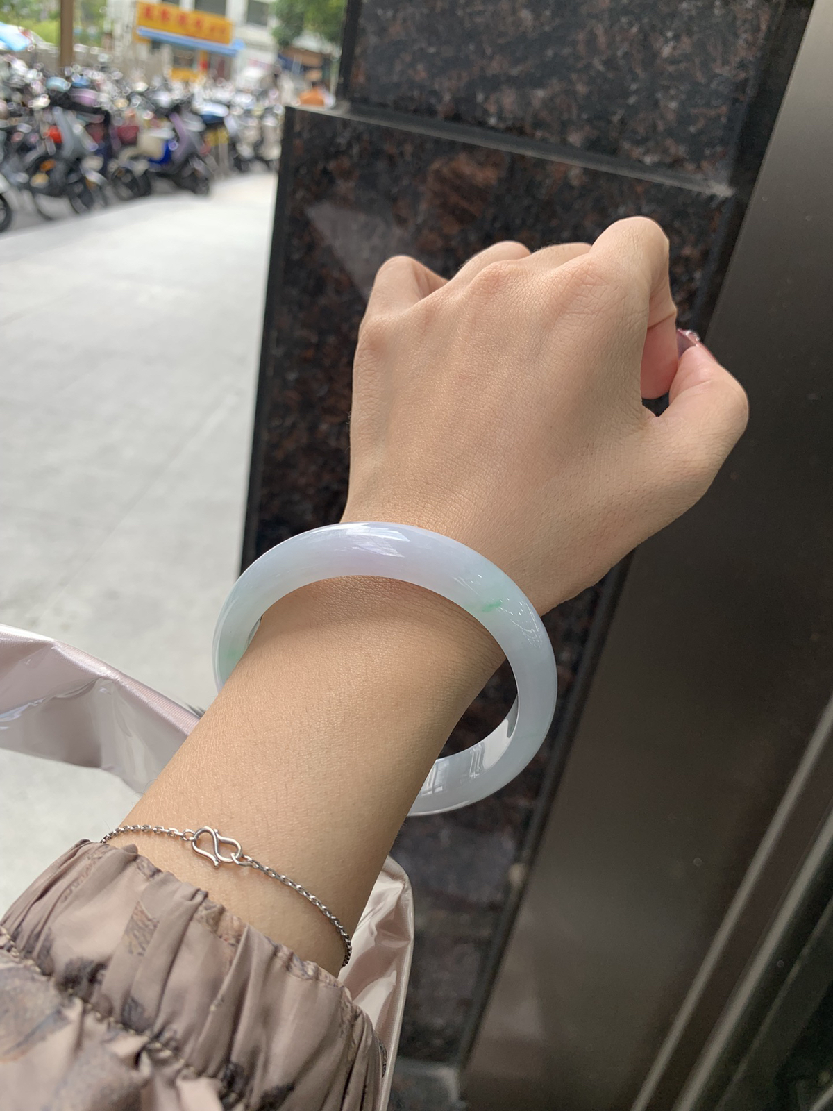 淡春彩正圈59-7.8-13.5淡淡粉底飘绿花，宛如春天的繁华。在岁月的长河流转中绽放着独特的魅力，气质温婉而迷人。