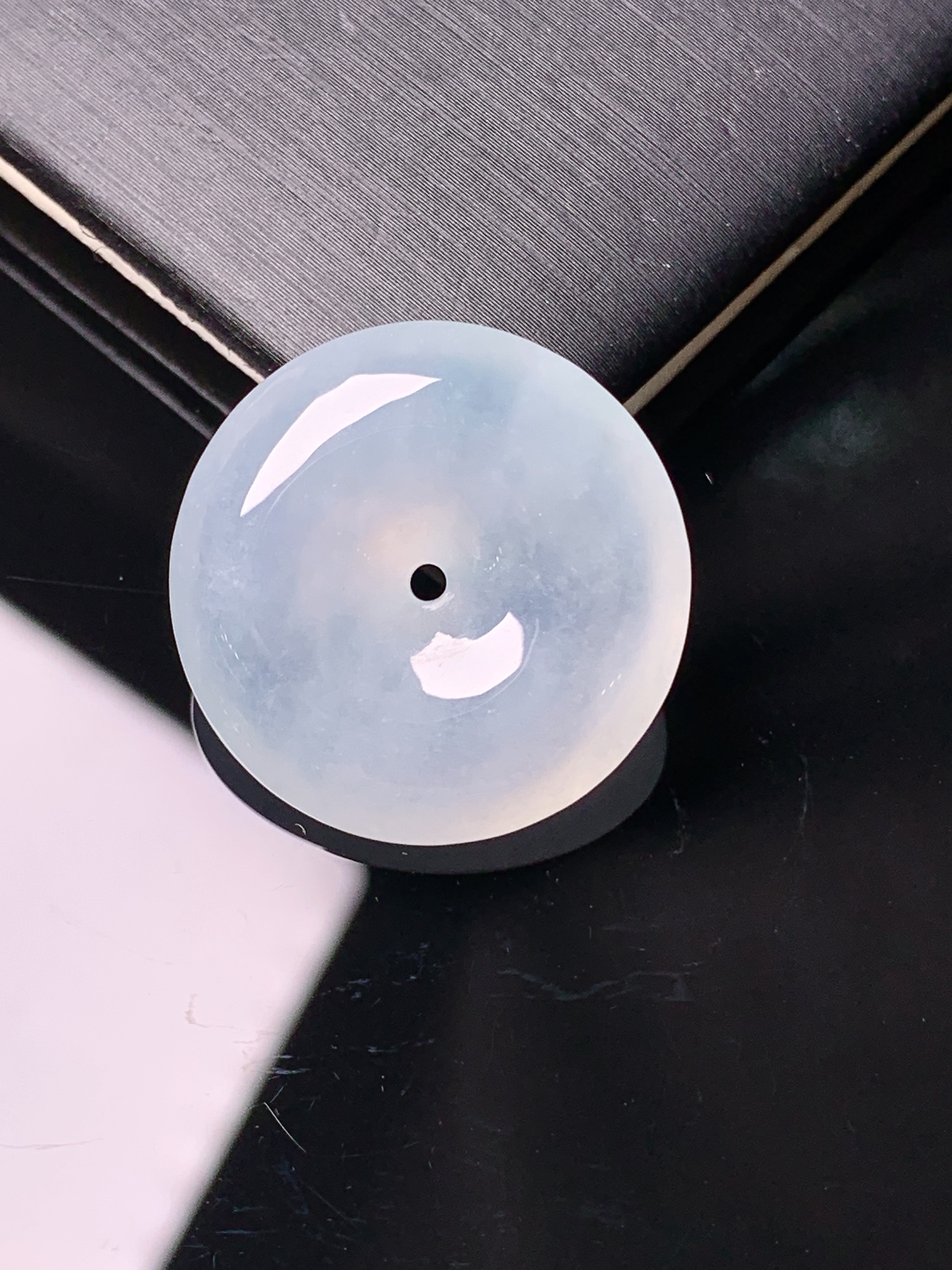 冰种平安扣吊坠 玉质细腻 色泽艳丽清新 水润亮眼 整体尺寸22.8*5.8d1