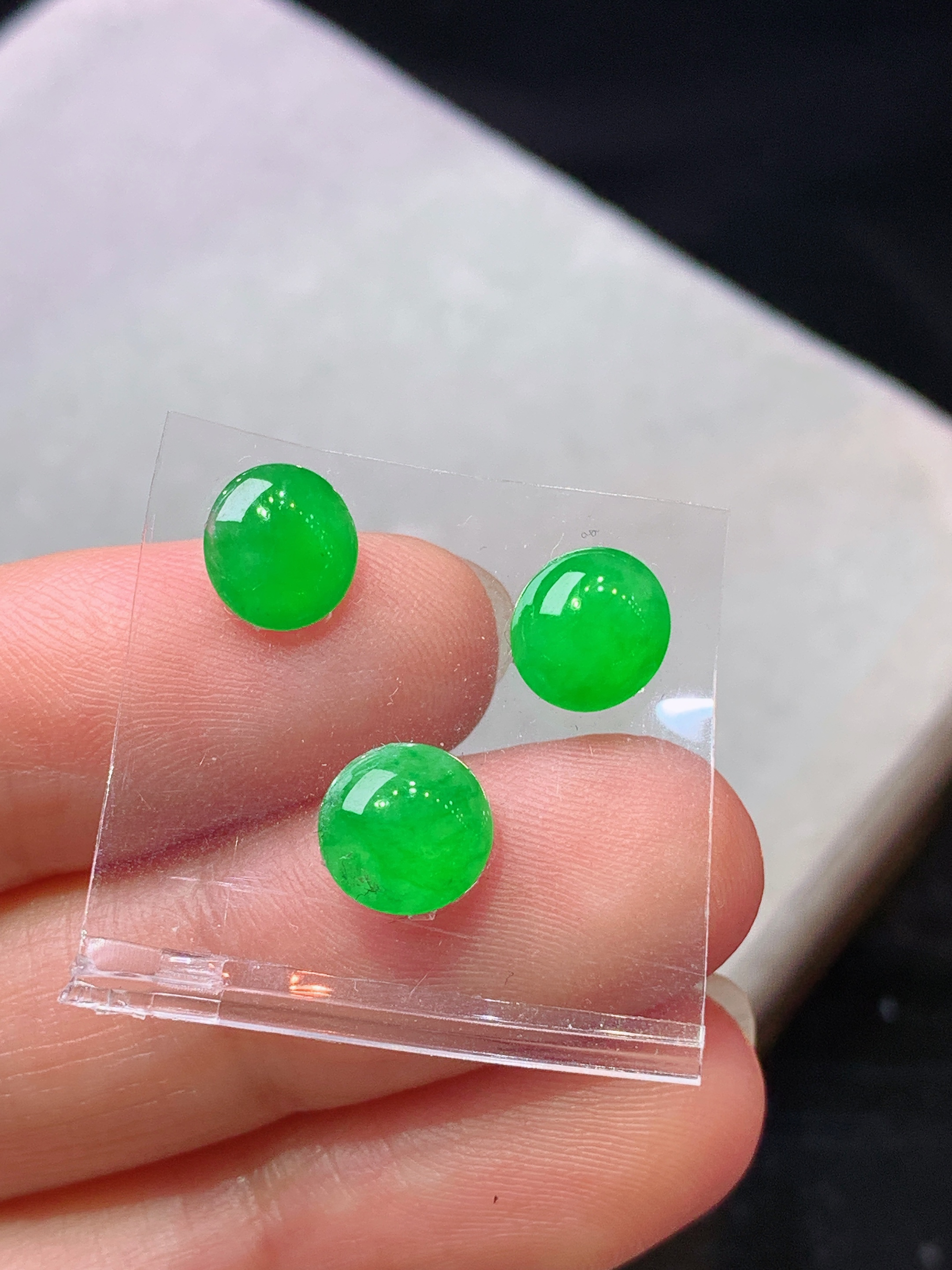 满绿蛋面一手 玉质细腻 色泽艳丽清新 水润亮眼 整体尺寸7.8*3.3j3