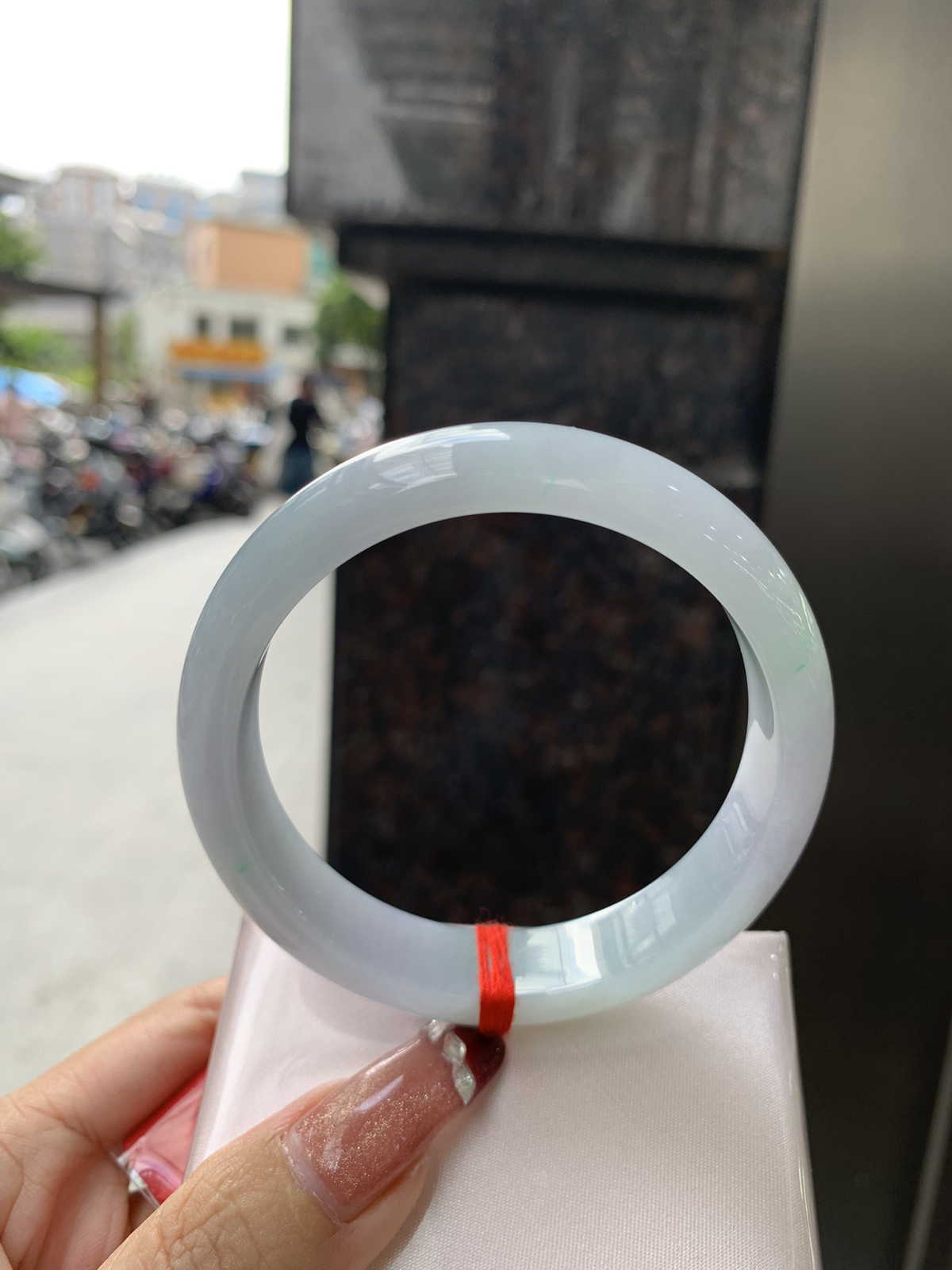 淡春彩正圈59-7.8-13.5淡淡粉底飘绿花，宛如春天的繁华。在岁月的长河流转中绽放着独特的魅力，气质温婉而迷人。