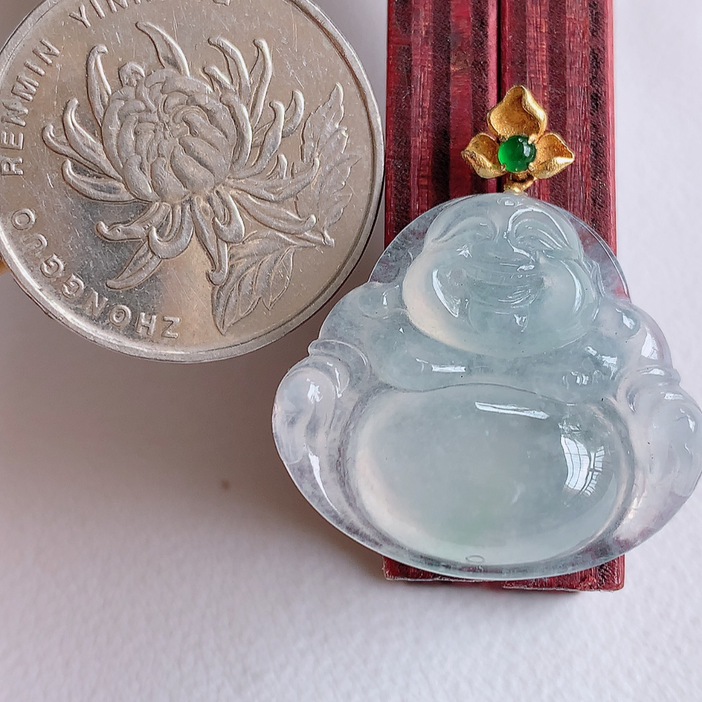 18k金扣冰润佛公挂件 玉质细腻  精雕弥勒佛，笑佛福耳垂肩，面相喜庆，开怀大笑，憨态可掬。惟妙惟肖，寓意福禄双全，吉祥美满，笑口常开 W01.11  尺寸：23-25.5-6.1mm