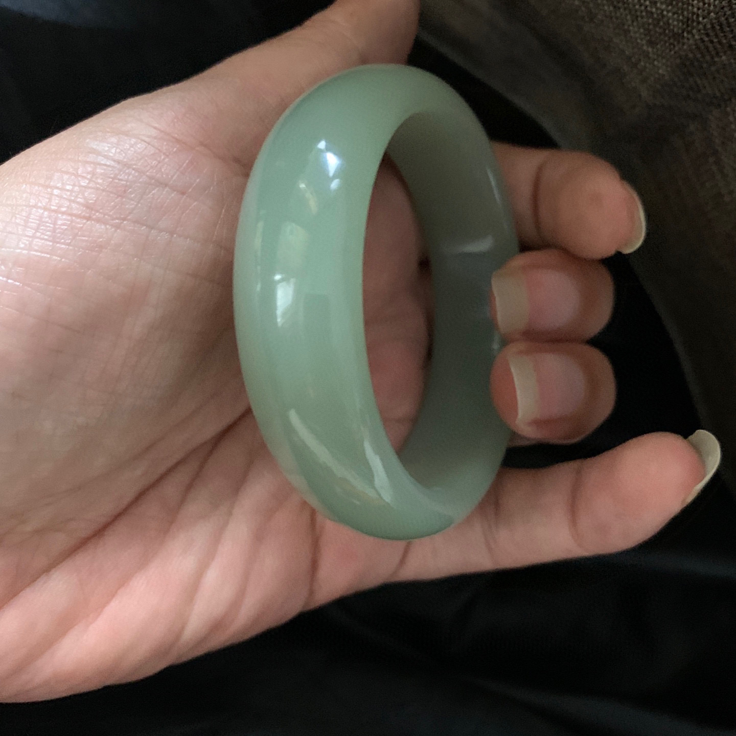 56圈口和田玉且末蓝手镯，和田玉56圈口手镯，镯型古朴典雅。在诗情画意的雨巷相遇，你是我腕间的一抹风