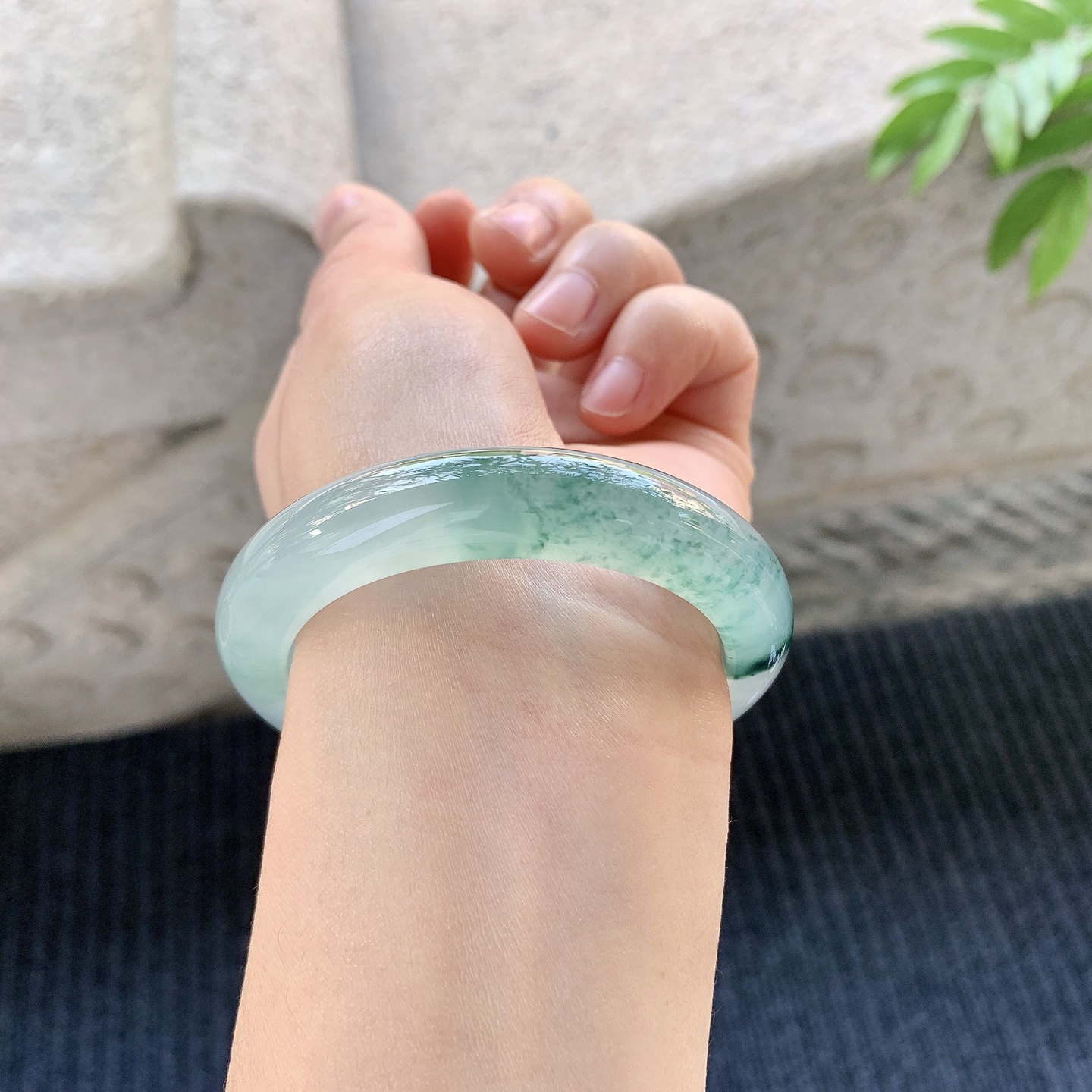 正圈50 51【圈口】51/11.1/8.6【编码】A1011260【描述】冰种飘花，清透，水润，种老，细腻，无裂