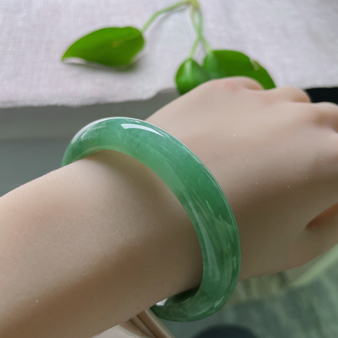 54.9/12/8.2绿色正圈，水润细腻，腕间有玉，岁月从容。有纹，ss50598a