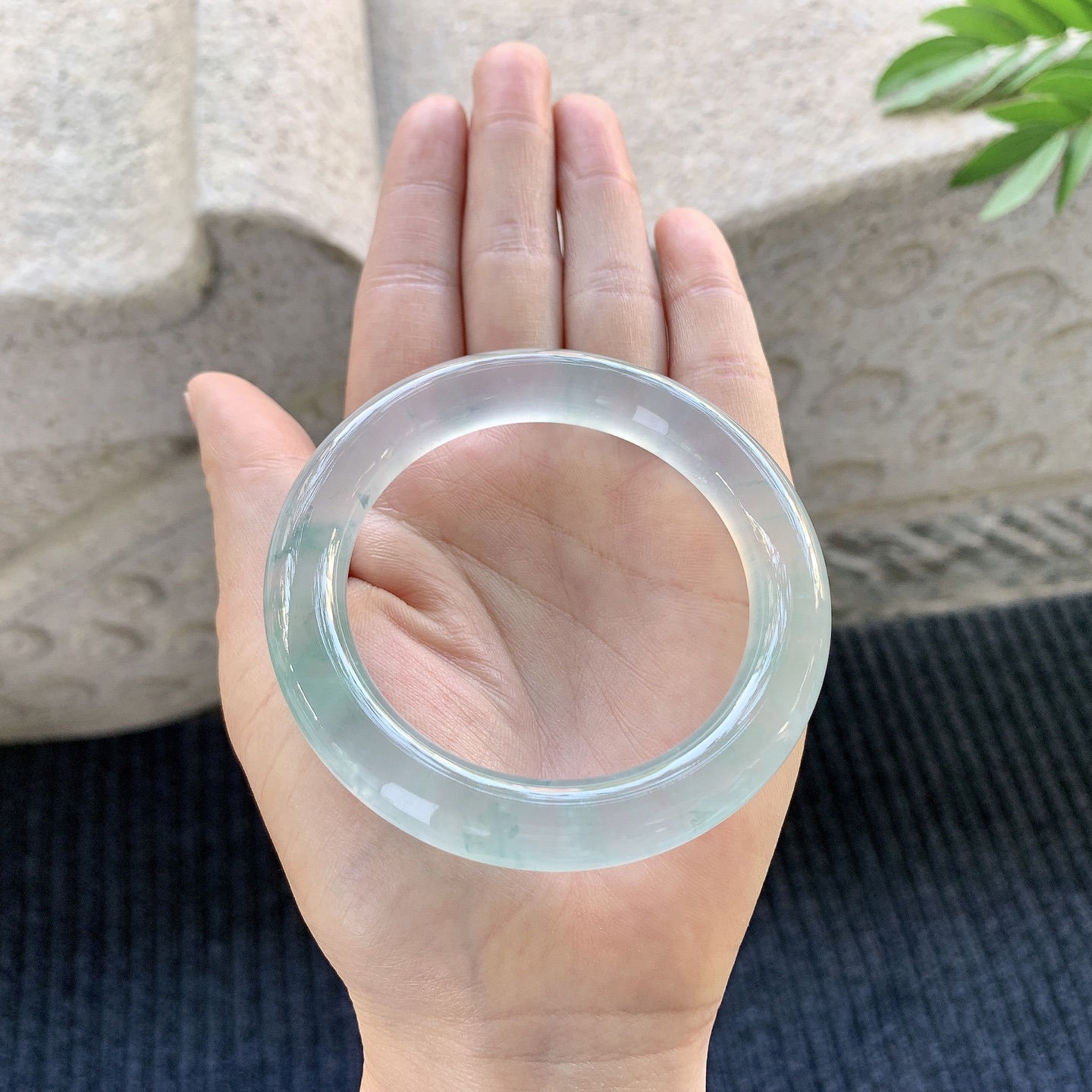 圆条52 53【圈口】53.7/10.6/10.4【编码】HT010915【描述】高冰飘花，清透，起荧光，水润，种老，细腻，无裂