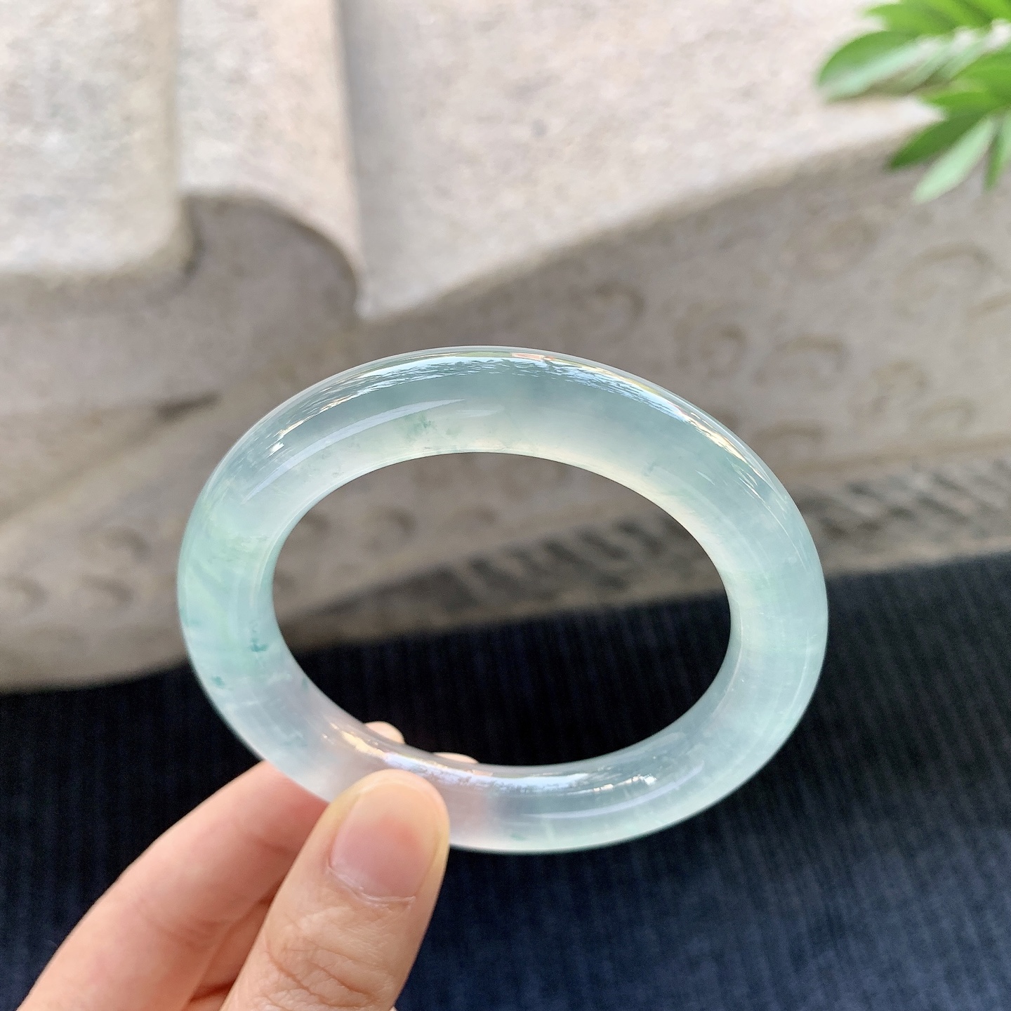 圆条52 53【圈口】53.7/10.6/10.4【编码】HT010915【描述】高冰飘花，清透，起荧光，水润，种老，细腻，无裂