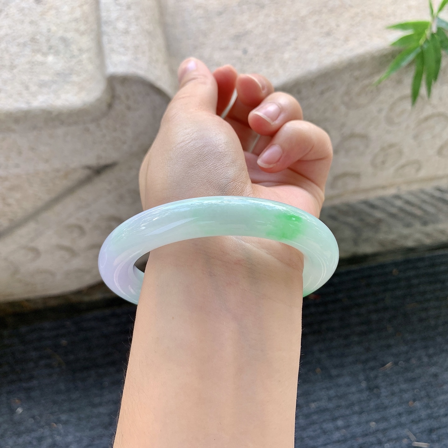 圆条56 57，圈口57.4/11/11，编码FL081259，描述：春彩，水润，种老，细腻，打灯有棉纹。