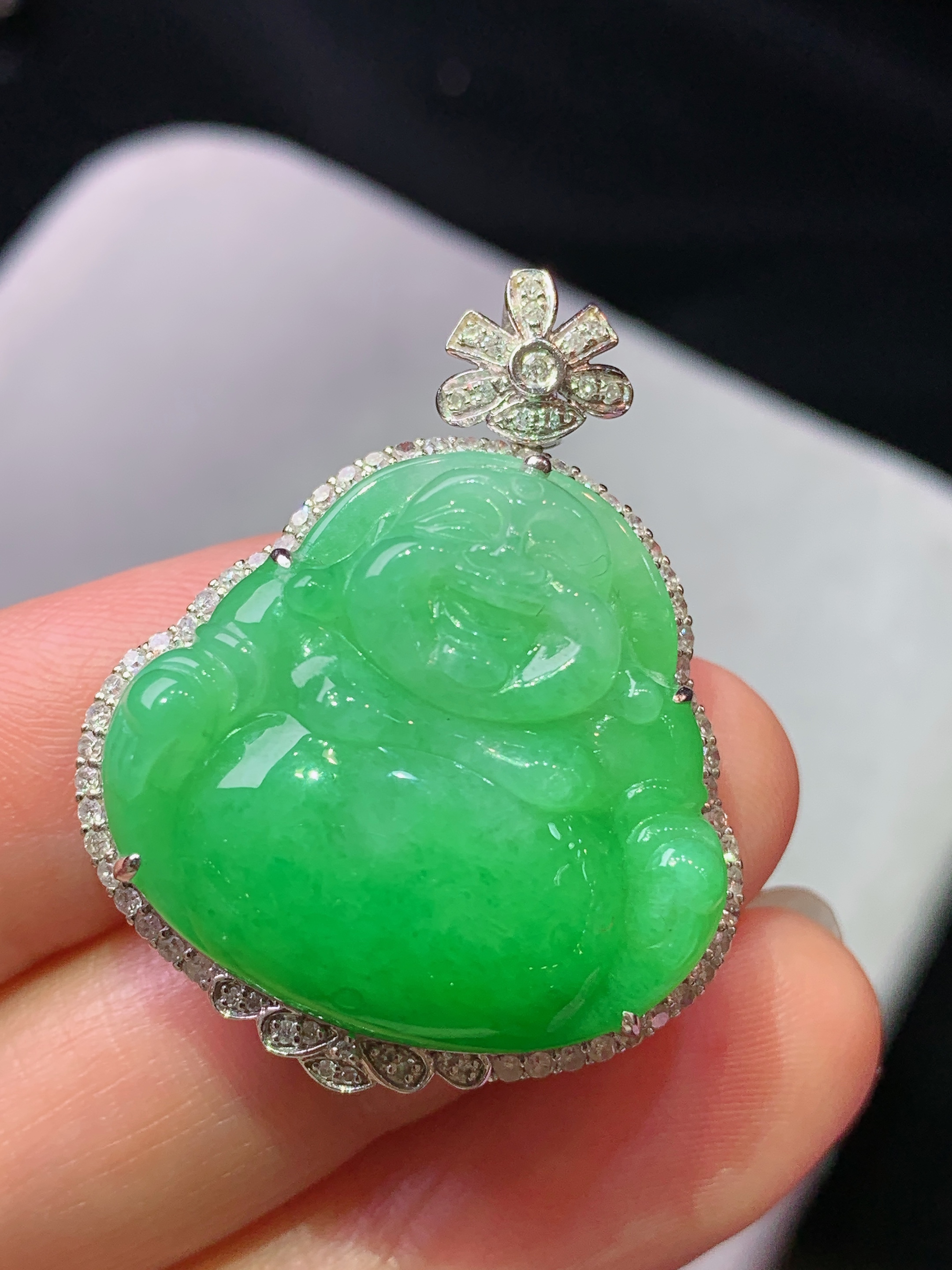 18k金钻镶嵌翠绿佛公吊坠 玉质细腻 色泽艳丽清新 水润亮眼 整体尺寸34*24.2*9.6b1