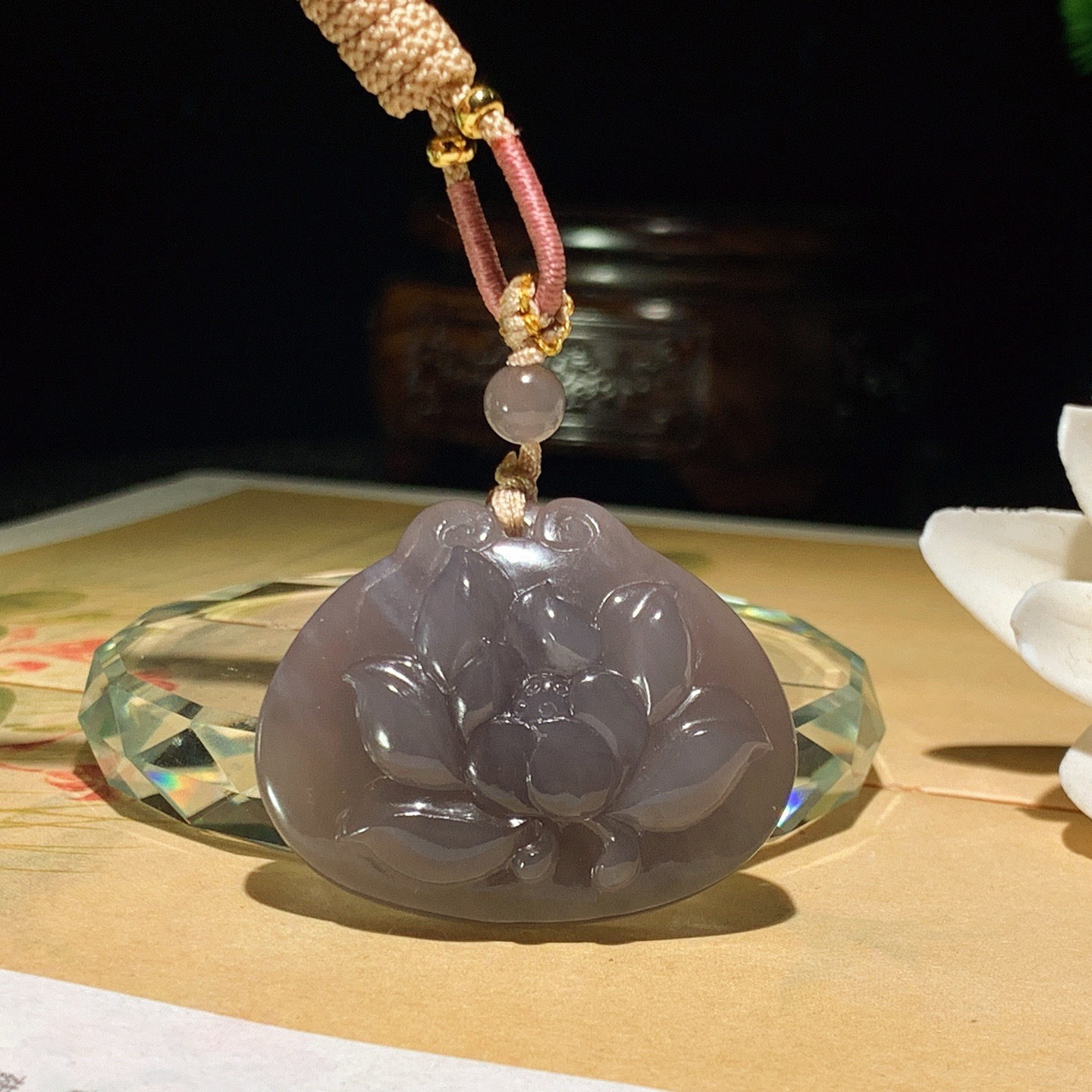 和田玉青海料烟紫花开富贵挂件。尺寸32/39:10重21.5克。玉质细腻油润。手推出油。佩戴高端典雅