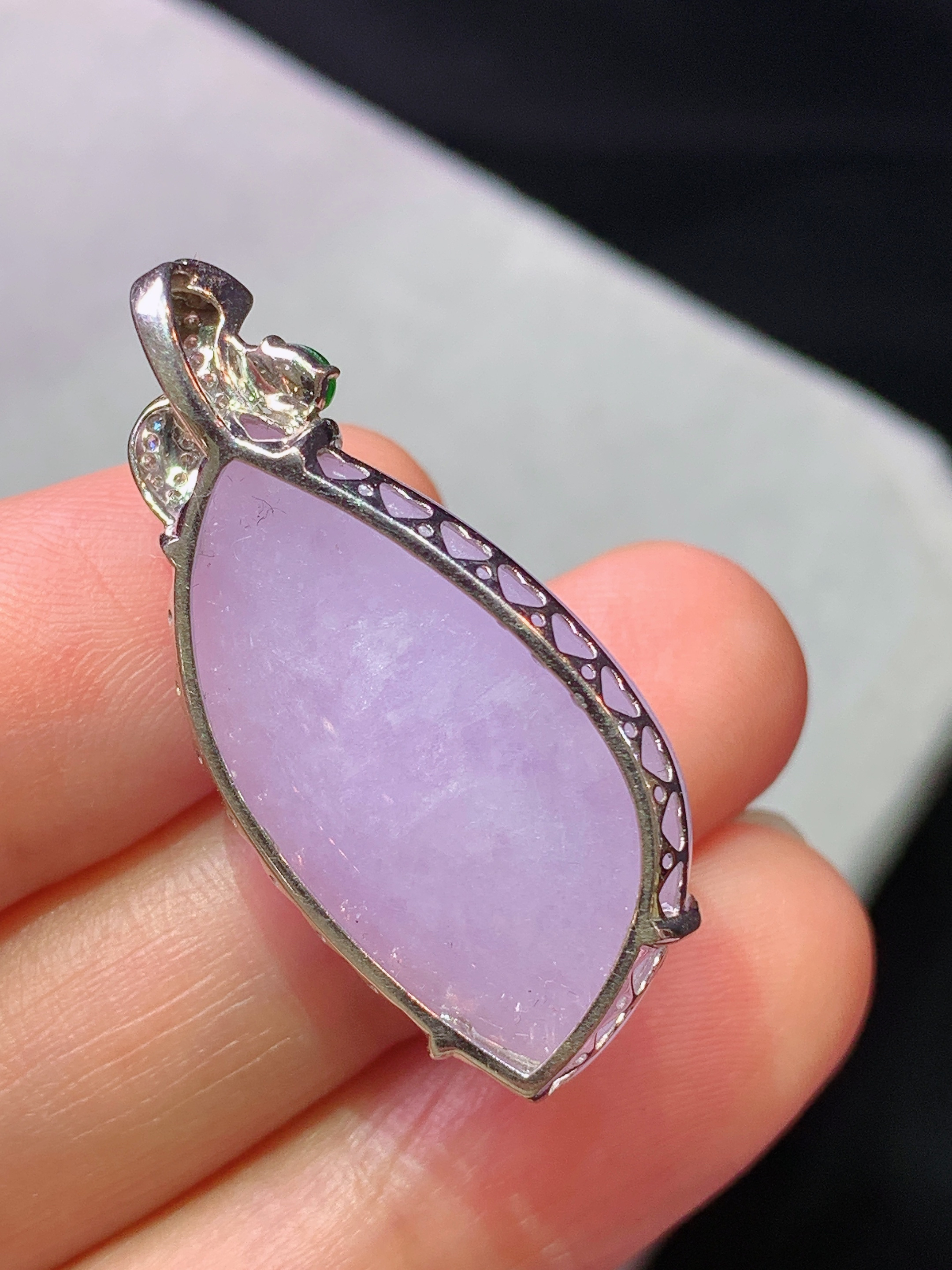 18k金钻镶嵌紫罗兰随形吊坠 玉质细腻 色泽艳丽清新 水润亮眼 整体尺寸34*15.5*10.5b1