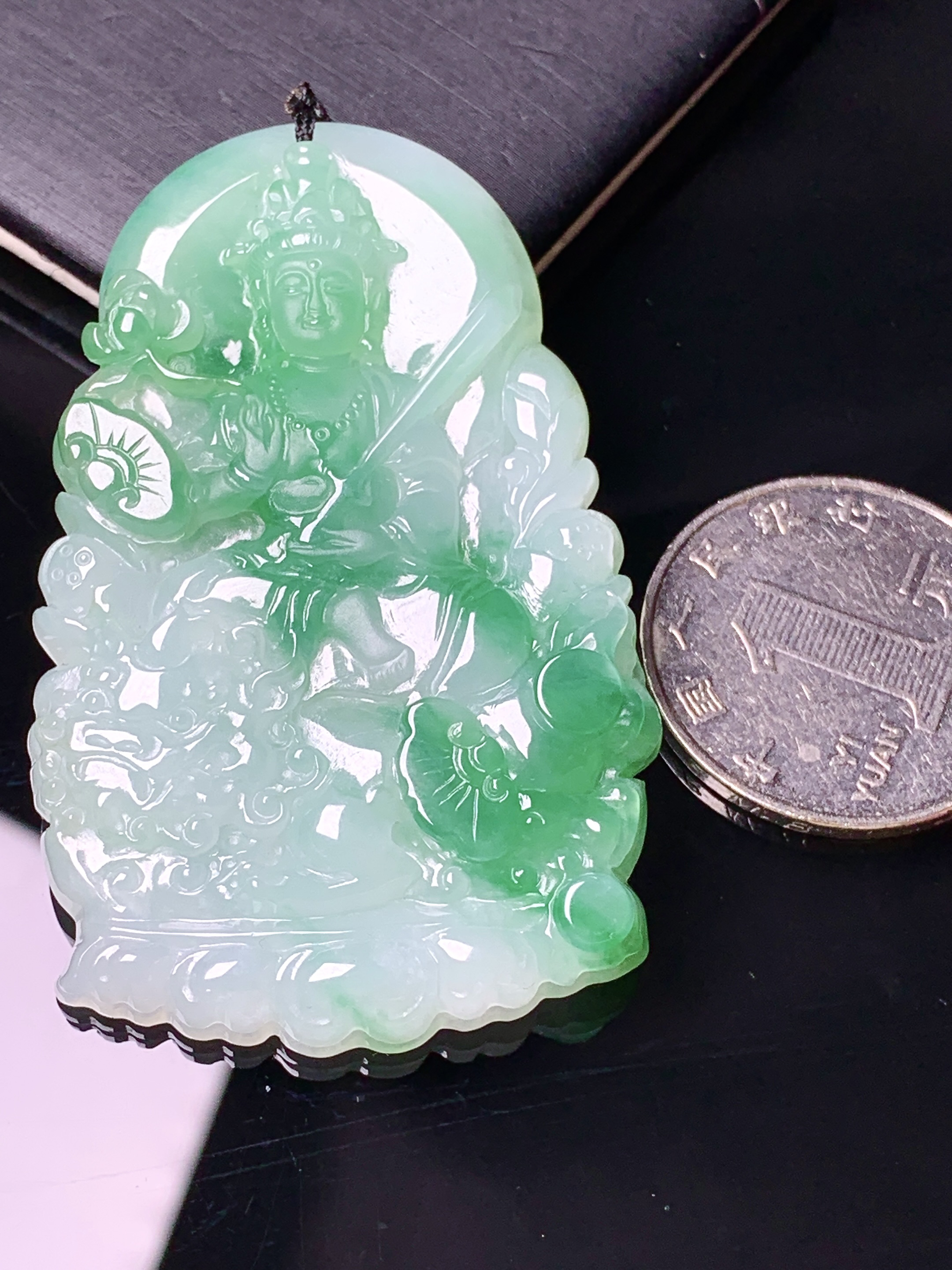 飘绿文殊观音菩萨吊坠 玉质细腻 色泽艳丽清新 水润亮眼 整体尺寸57.2*36.5*5.5b2