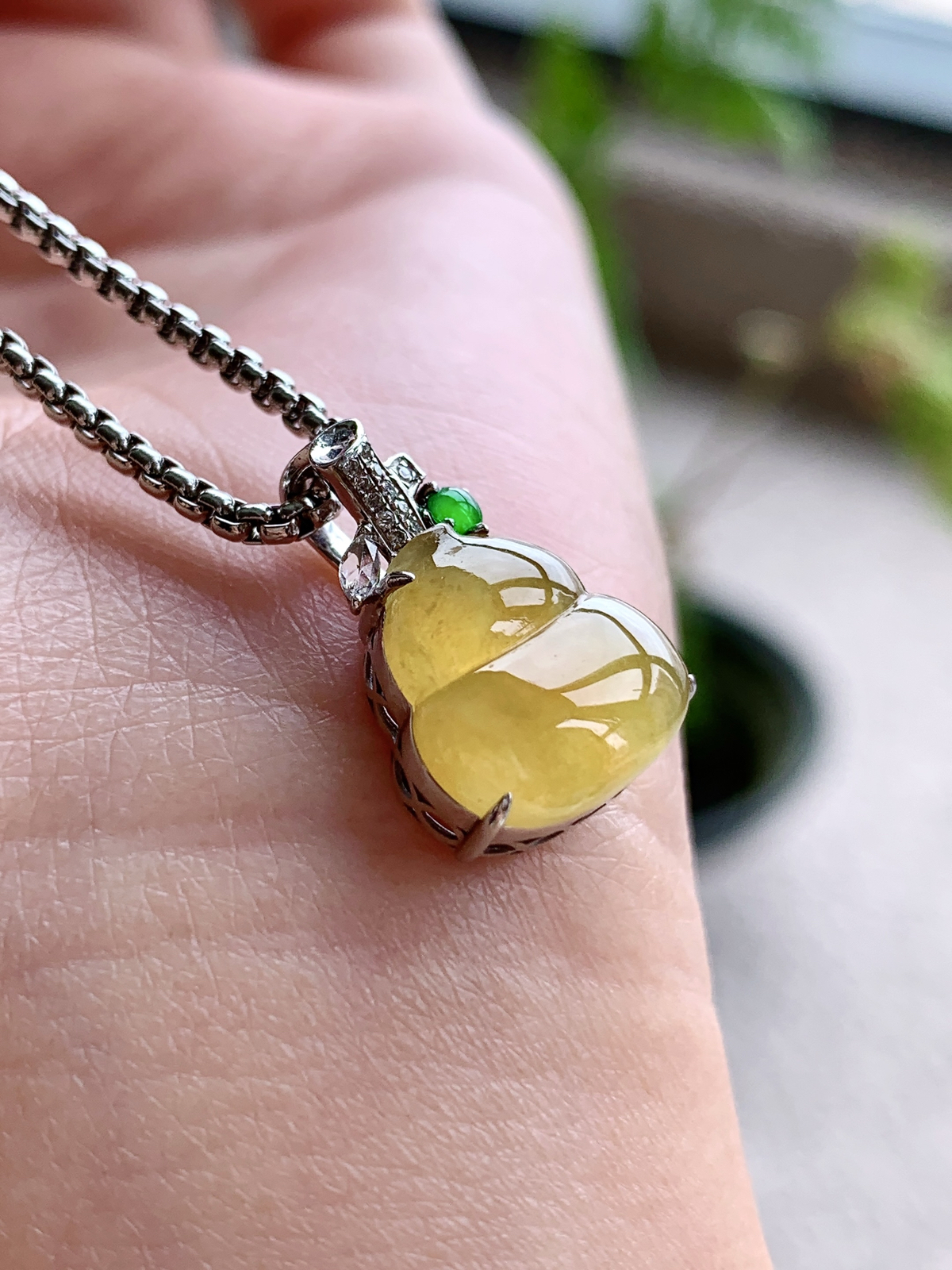 【镶嵌】🫧高冰黄翡葫芦吊坠  
【说明】缅料 18k金镶嵌 性价比高  
【整体】18.4-12.3-6.5..