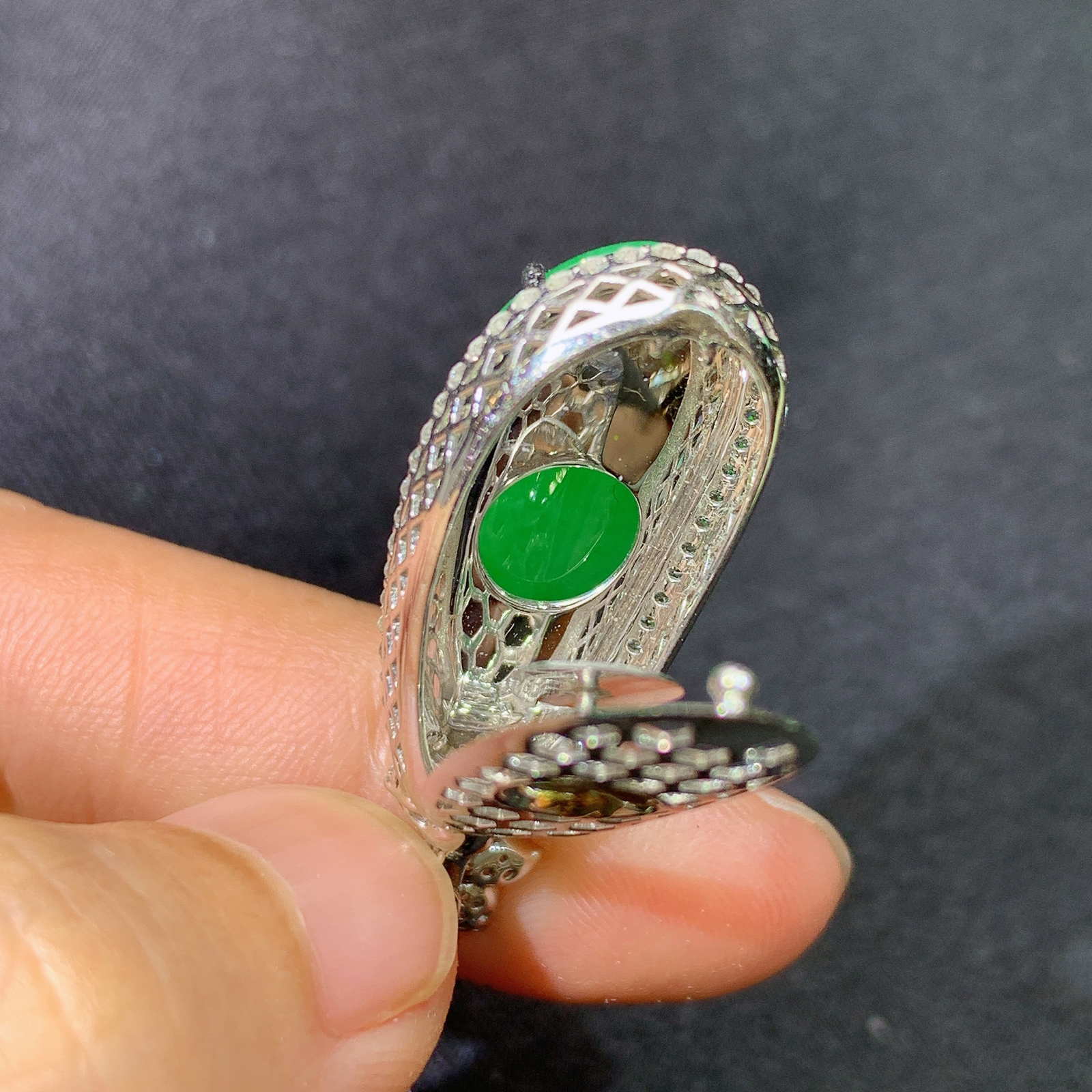 阳绿福瓜吊坠，18k金镶嵌，冰润色阳，玉质细腻，种水足，y5 尺寸37.2*13*10.4