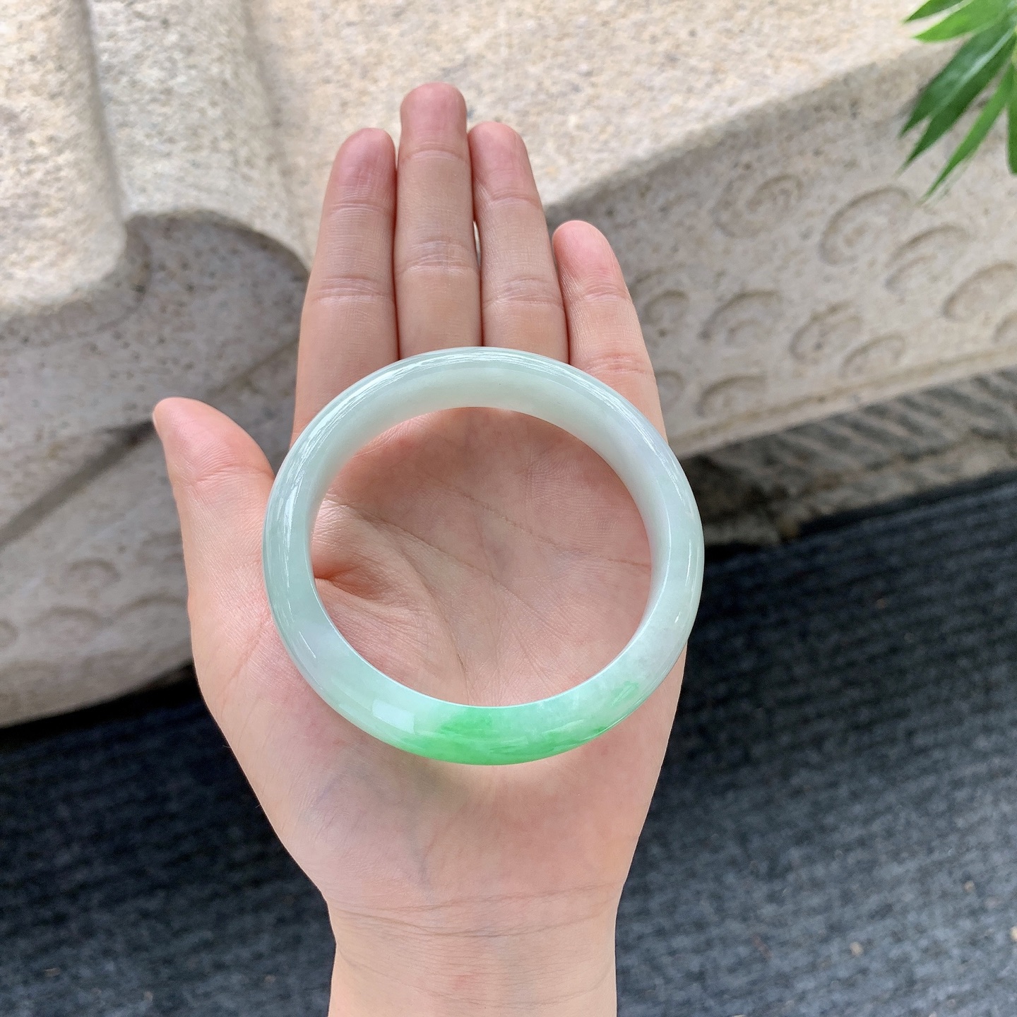 正圈56 57【圈口】56.7/14.1/7.7【编码】Q5011492【描述】糯冰带一抹阳绿，水润，种老，细腻，打灯有絮线